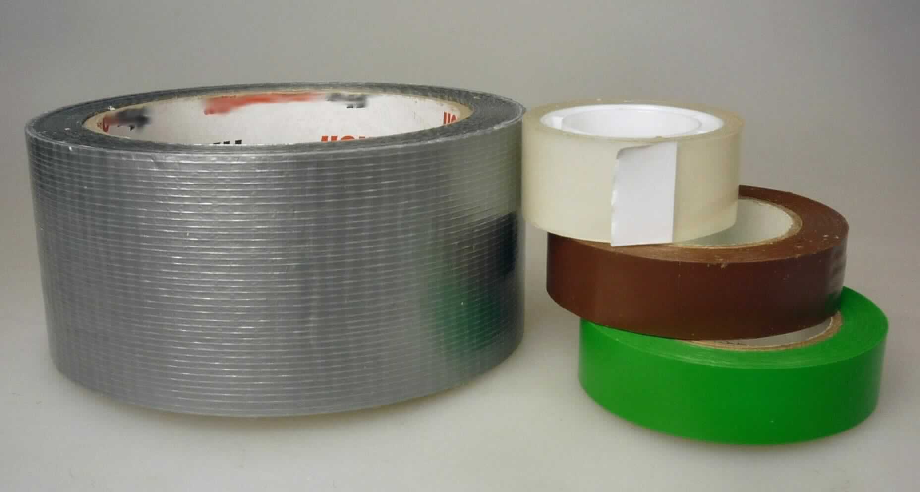 Klebebandsortiment, sog. Powerband+Isolierbänder+Klebefilm Sortiment, Art. 3563110, Foto siehe Anlage,
- bestehend aus einem kautschutiertem Gewebe (Klebeband) und drei selbstklebenden Kunststoffbändern,
- als Warenzusammenstellung zur Befriedigung eines speziellen Bedarfs zusammengestellt und in einer 
  Kunststofffolie mit Pappeinleger für den Einzelverkauf aufgemacht,
- kautschutiertes Gewebe, Klebeband (sog. Powerband):
-- als Meterware (auf Rolle), laut Antrag mit einer Länge von ca. 25 m und einer Breite von ca. 48 mm,
-- mit einem Quadratmetergewicht von unter 1500 Gramm (ohne Unterlage),
-- laut Untersuchungsergebnis:
--- aus einem weißen Gewebe in Leinwandbindung aus synthetischen Filamenten; 
    auf der Oberseite mit bloßem Auge wahrnehmbar mit einer grauen Kunststofffolie (kein Zellkunststoff) und
    auf der Unterseite mit einer Schicht aus einem Kautschukkleber überzogen,
--- insbesondere im Hinblick auf den Verwendungszweck verleiht die Unterseite der Ware ihren wesentlichen 
    Charakter,
- Kunststoffbänder (ein sog. transparenter Klebefilm und zwei sog. Isolierbänder)
-- aus Kunststoff, auf der Unterseite mit einer selbstklebenden Schicht versehen,
-- laut Antrag jeweils mit einer Länge von ca. 10 m,
-- der sog. Klebefilm mit einer Breite ca. 19 mm ist auf einer Kunststoffrolle, die verschiedenen, einfarbigen, 
   sog. Isolierbänder mit einer Breite von ca. 15 mm sind auf Rollen aus Pappe aufgebracht,
- im Hinblick auf die Menge sind die Kunststoffbänder charakterbestimmend, nach dem Umfang bestimmt das 
  kautschutierte Gewebe den Charakter der Warenzusammenstellung; die Warenzusammenstellung ist somit 
  der von den gleichermaßen in Betracht kommenden Positionen (3919/5906) der in der Nomenklatur zuletzt 
  genannten zuzuweisen.

"Kautschutiertes Gewebe, anderes als solche der Position 5902, Klebeband, mit einer Breite
 von weniger als 20 cm"