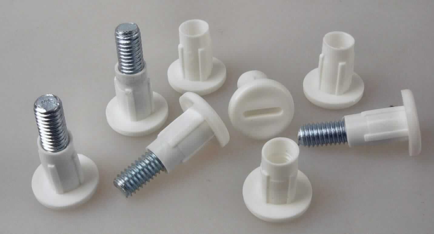 Bei dem durch ein Warenmuster veranschaulichten Artikel handelt es sich um eine sogenannte Verbindungsschraube bestehend aus zwei ca. 1,7 cm langen Endkappen mit Innengewinde und Schlitzschraubenkopf aus Kunststoffen im Sinne der Anmerkung 1 zu Kapitel 39 sowie einer ca. 2,2 cm langen Stange mit durchgehendem Außengewinde aus unedlem Metall. Insgesamt vier Verbindungsschrauben sind in einem Polybeutel aufgemacht und dienen dem Verbinden zweier Möbelstücke (z.B. Schränke).

Der Charakter der zusammengesetzten Ware wird im Hinblick auf die Menge und die Bedeutung in Bezug auf die Verwendung durch die Kunststoffkappen bestimmt.

Derartige Erzeugnisse werden zolltariflich als "andere Ware aus Kunststoffe, Beschläge für Möbel" eingereiht.