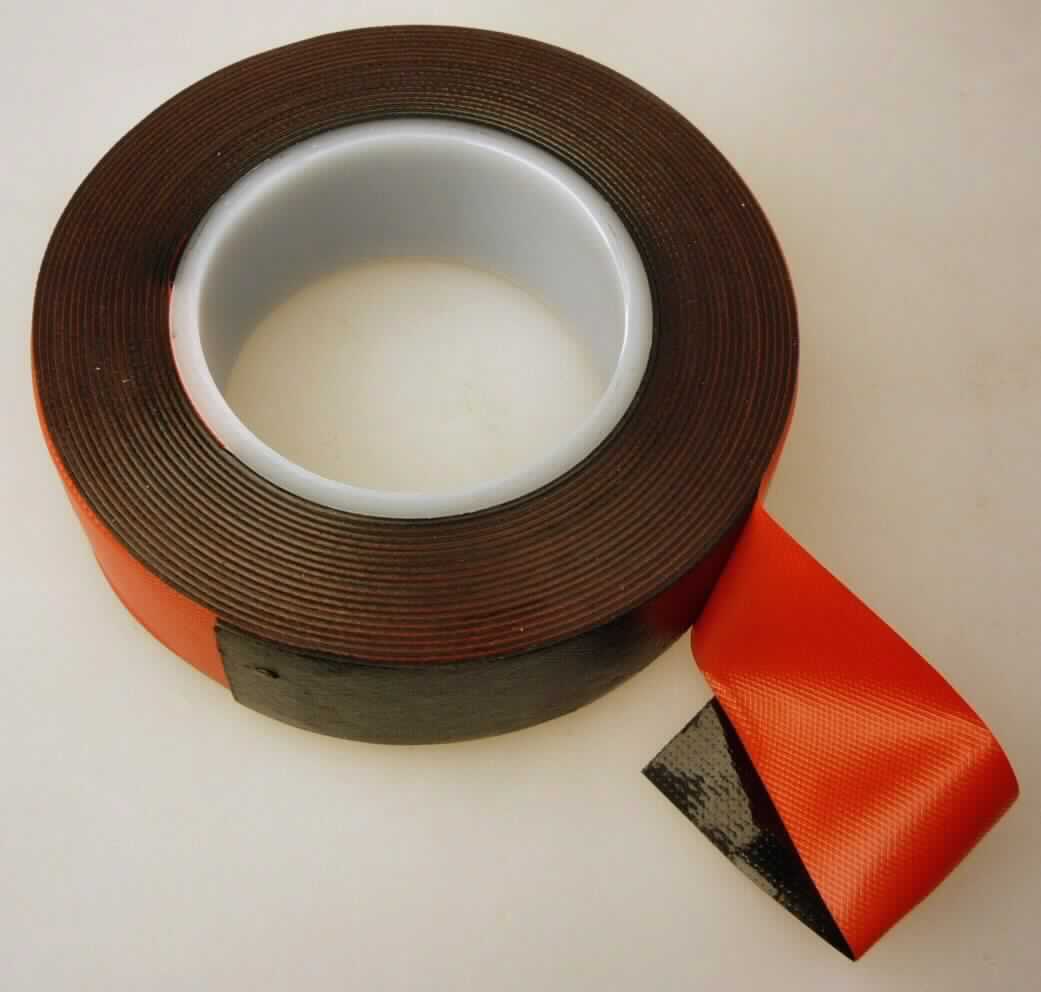 Angaben des Antragstellers: Stretch-Reparaturband (3 m x 19 mm) selbstverschweißend ohne Kleber

Feststellungen an einem Warenmuster:
Schwarzes, aufgerolltes Isolierband. Das Band ist mit einer roten Zwischenfolie als Schutzfolie versehen. Das Isolierband ist in einer Verkaufsverpackung aufgemacht.
Nach den Laboruntersuchungen besteht der Streifen im Wesentlichen aus einem nicht vulkanisiertem Kautschuk, der mit Russ versetzt ist.

Befund:
Kautschuk mit Zusatz von Ruß in Form von Streifen