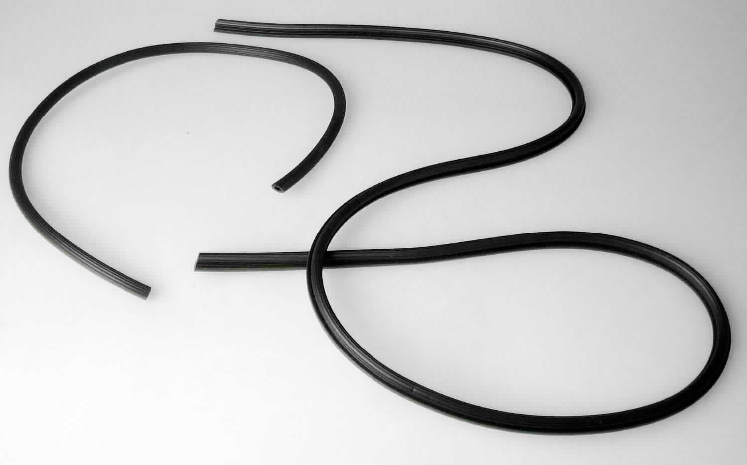 Angaben des Antragstellers: 
T-Keder zum Befestigen von Fiberglasgewebe in einem Aluminium-Rahmensystem
Material: weiches PVC, schwarz

Feststellungen an einem Warenmuster:
Es wurde ein schwarzes Profil mit einem T-förmigen, stempelähnlichen Querschnitt vorgelegt. 
Maße: Breite ca. 6 mm, Höhe ca. 5,5 mm

Befund:
Es handelt sich um ein Profil aus Kunststoff der Position 3916.