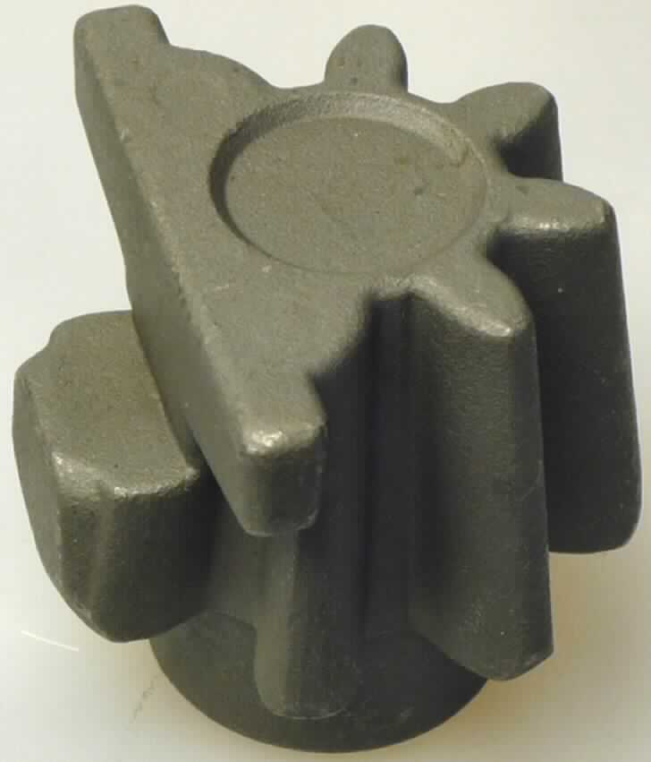 Hakentriebel (Hakenwelle), siehe Abbildung,
zahnradförmige Kraftübertragungsvorrichtung aus gegossenem Stahl, ca. 36 mm hoch mit einem größten Durchmesser von ca. 39 mm, leicht kegelförmig, mit 6 Zähnen, kein durchgehender Zahnkranz, sowie einem Ansatz, zum Einbau in sog. Einfach- bzw. Doppelknoter für Erntemaschinen von Heu und Stroh (Garnknüpfer).

Die Ware ist als "Kraftübertragungsvorrichtung, Zahnrad, aus Stahl gegossen, nicht für zivile Luftfahrzeuge, Hakentriebel" einzureihen.