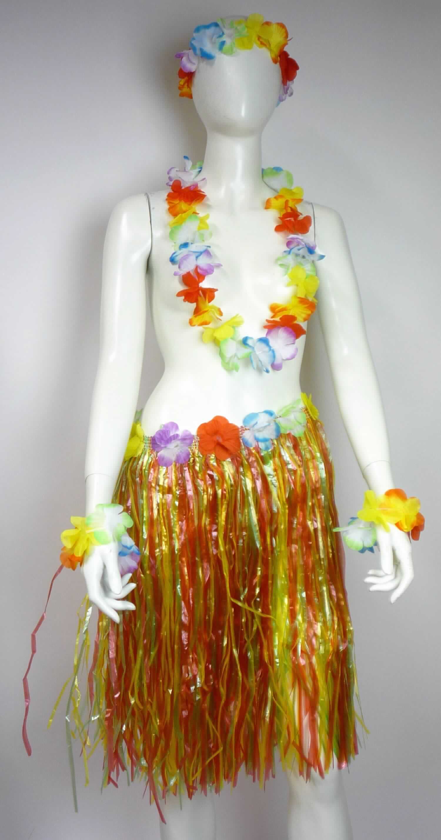 Nach den Angaben der Antragstellerin sowie dem vorliegenden Warenmuster handelt es bei dem sogenannten Hawaii-Set (NAN2929626) um eine Warenzusammenstellung aus einem Hawaii-Rock und Nachahmungen von Blütenschmuck in Form zweier Armbänder, einer Halskette und einem Kopfband. 

Der ca. 60 cm lange Hawaii-Rock besteht aus gefalteten Streifen aus farbiger Kunststofffolie, mit einer Breite von mehr als 5 mm (somit Flechtstoff im Sinne der Anmerkung 1 zu Kapitel 46; charakterverleihend), welche an der Oberseite mittels elastischer Spinnstoffgarne auf einer Breite von ca. 2 cm parallel aneinandergefügt sind (Ware der Position 4601), so dass ein elastisches Bündchen entsteht. An diesem Bündchen ist ein Klettverschluss zum Schließen des Rockes angebracht. Ferner ist der Rock mit einigen künstlichen Blüten verziert.

Der Charakter der - in einem Polybeutel mit Pappaufhänger aufgemachten - Warenzusammenstellung wird durch den Hula-Rock bestimmt.

Eine Einreihung als Karnevalsartikel in die Position 9505 kommt auf Grund des eigenen Gebrauchswertes als Kleidung nicht in Betracht.

Zolltarifrechtlich handelt es sich um eine "aus Waren der Position 4601 hergestellte Flechtstoffware, aus anderen als pflanzlichen Flechtstoffen".