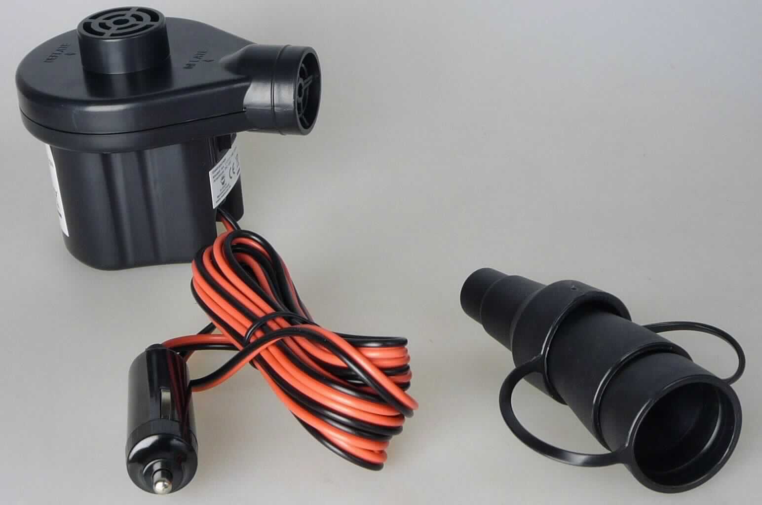 Sog. 12-V-Elektropumpe, Art. 11717,
- aus einem einwelligen, rotierenden Verdrängerkompressor in einem spezifisch geformten 
  Gehäuse mit 12 Volt-Stromanschlusskabel für Zigarettenanzünder, Luftein- und -auslassöffnung 
  sowie Ein-/Aus-Schalter (Abbildung siehe Anlage), 
- zum Aufpumpen und Entlüften von z.B. Luftmatratzen und Schlauchbooten,
- in einer gemeinsamen Verkaufsverpackung mit 3 Ventiladapter.
Die Luftpumpe bestimmt den Charakter des Ganzen.

"Rotierender Verdrängerkompressor, einwellig, nicht für zivile Luftfahrzeuge (Warenzusammenstellung aus Luftpumpe -charakterbestimmend- und Ventiladapter) - sog. Elektropumpe"