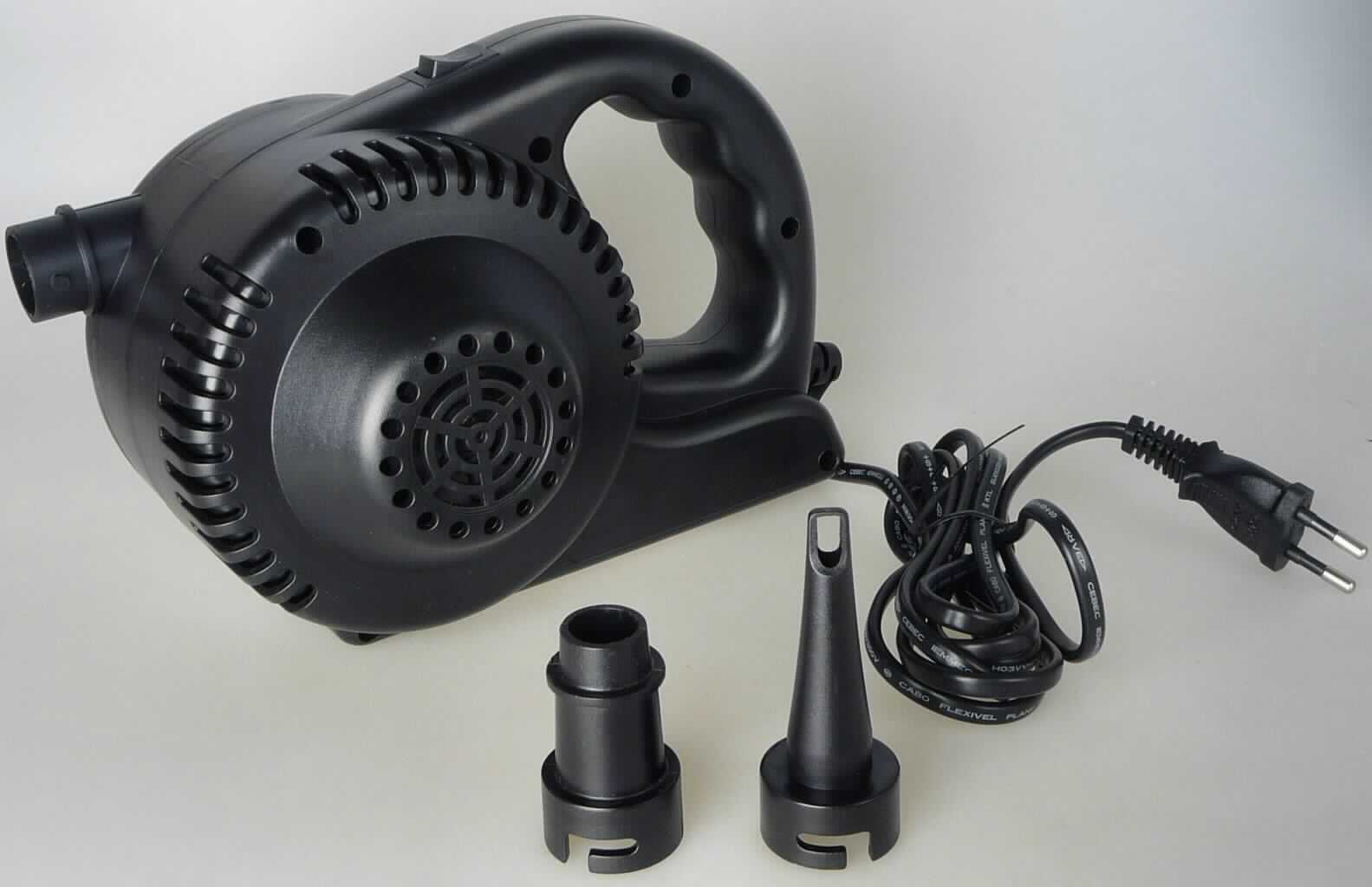 Sog. Turbopumpe, Art.Nr.: 11726,
- aus einem sich in einem Gehäuse drehenden Lüfterrad, Elektromotor, Ein-/Aus-Schalter, Luftein- 
  und -auslassöffnung sowie 230 V-Stromanschlusskabel (Abbildung siehe Anlage),
- zum Aufpumpen und Entlüften von z.B. Luftmatratzen und Schlauchbooten,
- in einer gemeinsamen Verkaufsverpackung mit 2 Ventiladaptern und Bedienungsanleitung (Beipack).
Die Luftpumpe bestimmt den Charakter des Ganzen.

"Luftpumpe, nicht von den TARIC-Codes 8414 1020 00 bis 8414 8078 90 erfasst nicht für zivile Luftfahrzeuge (Warenzusammenstellung aus Luftpumpe -charakterbestimmend- und Beipack) - sog. Turbopumpe"