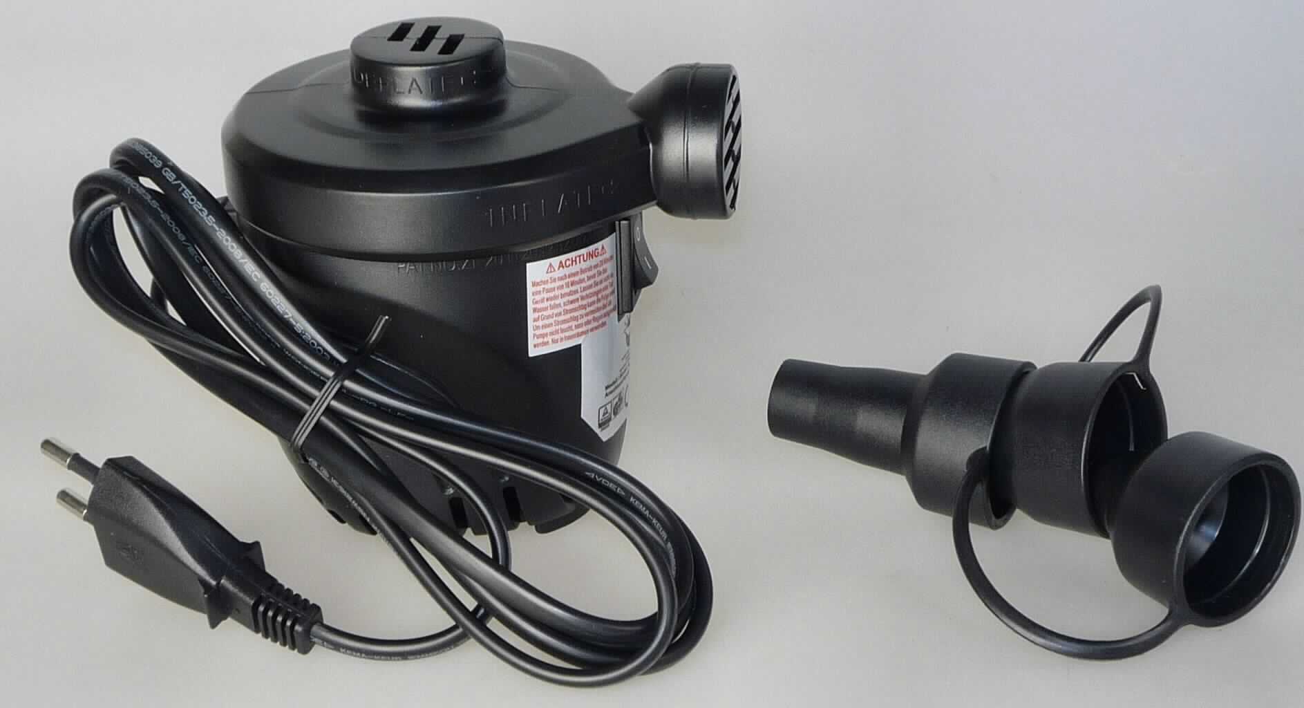 Elektroluftpumpe 230V, Art. Nr.: 11709,
- aus einem einwelligen, rotierenden Verdrängerkompressor in einem spezifisch geformten Gehäuse 
  mit Luftein- und -auslassöffnung, Stromanschlusskabel und Ein-/Ausschalter (Abbildung siehe Anlage),
- zum Aufblasen und Ablassen von z.B. Luftmatratzen und Schlauchbooten,
- in einer gemeinsamen Verkaufsverpackung mit 3 Düsenaufsätzen und Bedienungsanleitung (Beipack).
Die Luftpumpe bestimmt den Charakter des Ganzen.

"Rotierender Verdrängerkompressor, einwellig, nicht für zivile Luftfahrzeuge (Warenzusammenstellung aus Elektroluftpumpe -charakterbestimmend- und Beipack) - sog. Elektroluftpumpe"