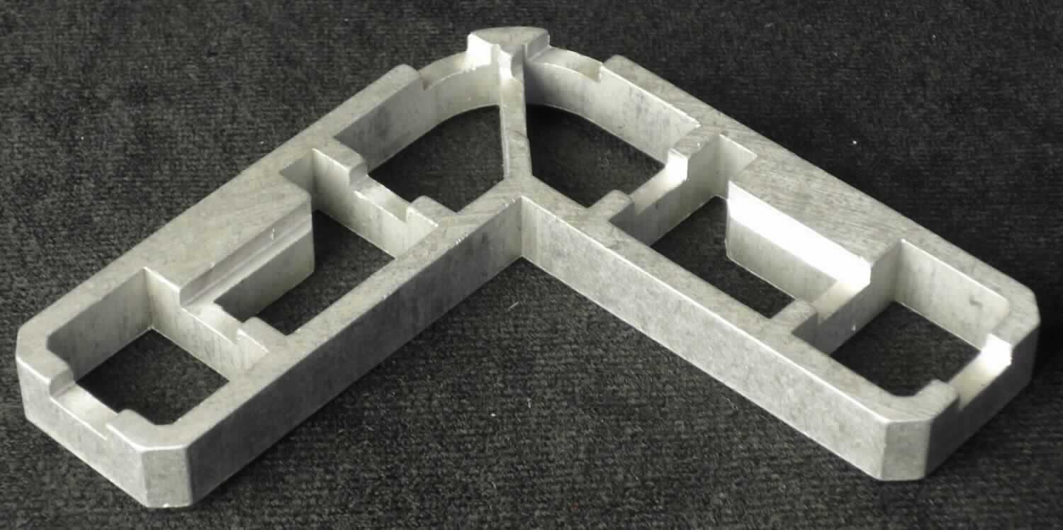 Es handelt sich um rechtwinkelige Erzeugnisse mit gleich langen Schenkeln (Schenkellänge: 72 mm) aus einer Aluminiumlegierung mit gewichtsmäßig vorherrschendem Aluminiumgehalt. Die stranggepressten Waren weisen auf einer Seite U-förmige Aussparungen sowie zwei rechtwinkelige Abkantungen auf. Die Eckverbinder dienen zum Zusammenbau von Rahmen für Insektenschutztüren und Insektenschutzfenster.
- Antragstellerangaben -

Abbildung siehe Anlage.

Derartige Erzeugnisse gehören als "Konstruktionsteile" aus Aluminium" zur Codenummer 7610 9090 00 0 des Zolltarifs.