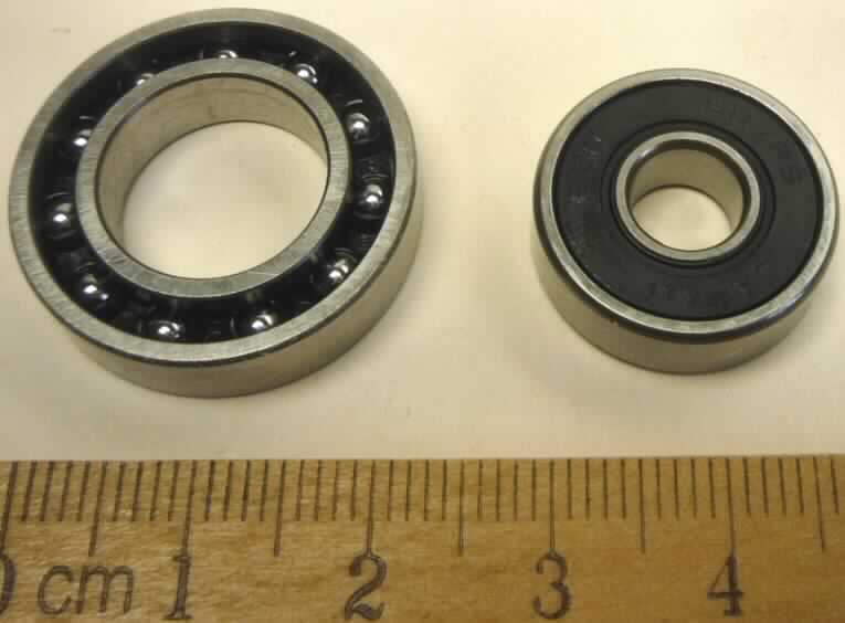 Kugellager, 
in Form von zwei einreihigen Kugellagern mit Außenring und Innenring aus Stahl, einmal mit 11 darin umlaufenden, in einem Käfig aus Stahlblech geführten Kugeln (Kugeldurchmesser ca. 2mm), mit einseitiger Kunststoffabdeckung, einem Außendurchmesser von 25 mm und einem Innendurchmesser von 14 mm und einer Höhe von 6 mm und einmal als zweiseitig geschlossenes Kugellager (Kugeldurchmesser lt. Zeichnung 3 mm) mit einem Außendurchmesser von 19 mm, einem Innendurchmesser von 7 mm und einer Höhe von 6 mm. Beide Kugellager befinden sich in einer durchsichtigen Kunststofftüte mit Pappheader.

Das Erzeugnis ist als "Wälzlager, Kugellager mit einem größten äußeren Durchmesser von 30 mm oder weniger" einzureihen.