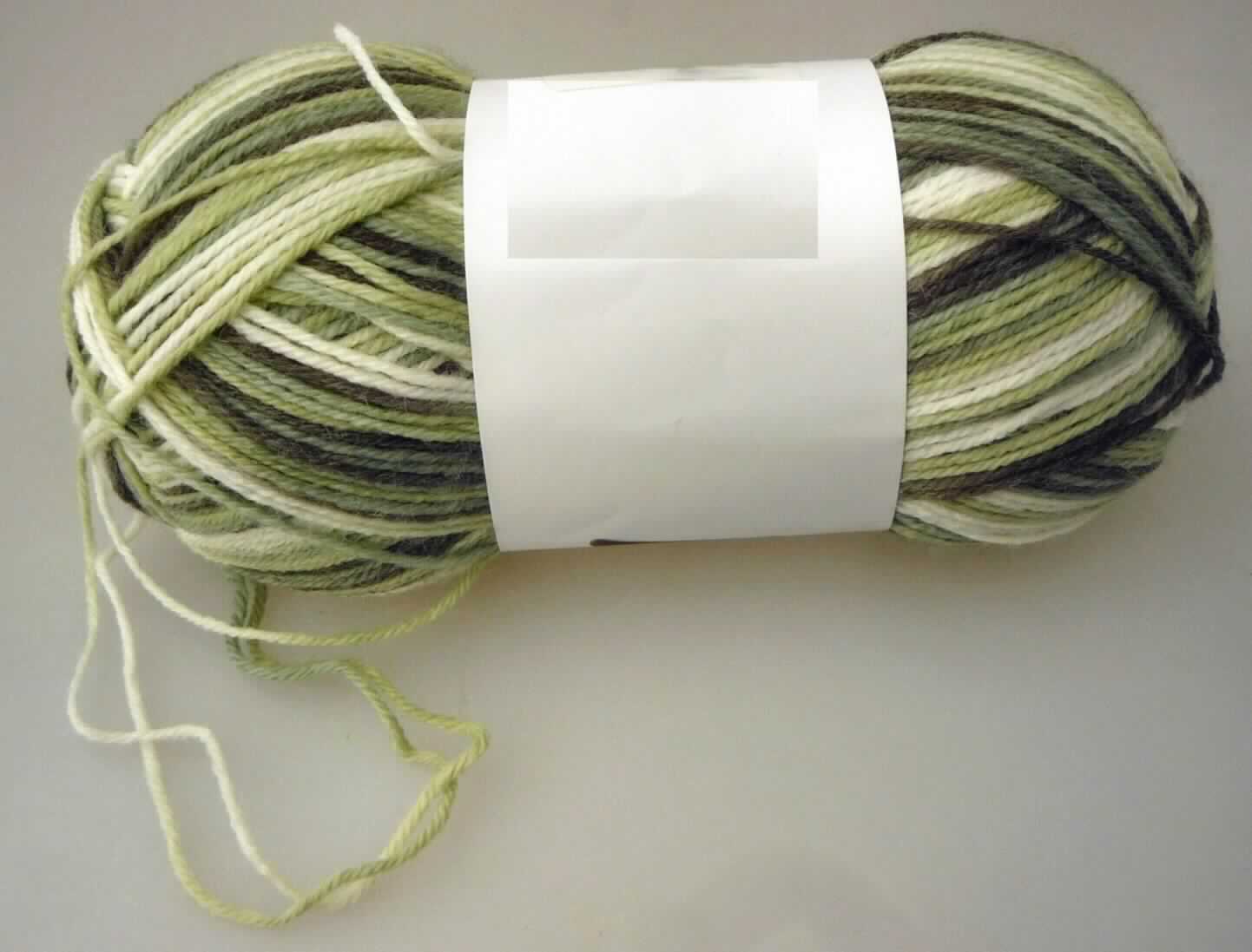 Garn, sog. Sockenstrickgarn, Art. Nr. 729233, Foto siehe Anlage,
- lt. Antrag aus 75 % Polyacryl und 25 % Polyamid,
- laut Untersuchungsergebnis:
-- bedrucktes Garn,
-- aus Polyacryl- und Polyamid-Spinnfasern (synthetischen Spinnfasern),
-- gezwirnt; mit einer S-Drehung als letzter Drehung (u. a. somit kein Nähgarn),
-- mit einem Titer von 2330 dtex (somit kein Bindfaden der Position 5607),
-- in Aufmachungen für den Einzelverkauf (als Knäuel mit einem Gewicht von 50 g).

"Garn aus synthetischen Spinnfasern, kein Nähgarn, in Aufmachungen für den Einzelverkauf, 
 mit einem Anteil an synthetischen Spinnfasern von mehr als 85 GHT"