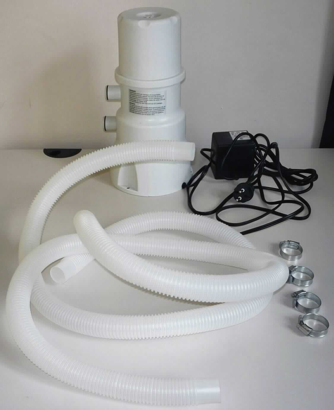 12-V-Kartuschen-Filteranlage, Art.Nr.: 11753,
- aus einer runden Filtereinheit mit gezackt angeordnetem Filterflies und einer elektrisch betriebenen 
  Wasserpumpe in einem gemeinsamen, spezifisch geformten Kunststoffgehäuse 
  (Durchmesser: max. 193 mm, Höhe: 370 mm) mit Wasserzu- und ablauföffnungen sowie einem 
  Netzanschlusskabel mit Netzteil (Abbildung siehe Anlage),
- zum Reinigen von Poolwasser mittels Filtration,
- in einer gemeinsamen Verkaufsumschließung mit Beipack (zwei Anschlussschläuche, 4 Schlauchklemmen,
  Gebrauchsanweisung).
Die Filteranlage bestimmt den Charakter des Ganzen.

"Apparat zum Filtrieren oder Reinigen von Wasser, (Funktionelle Einheit aus Filteranlage und Netzteil) in Warenzusammenstellung mit nicht charakterbestimmendem Beipack, keine Ware der TARIC-Codes 8421 2100 10 bis 8421 2100 20 - sog. 12-V-Kartuschen-Filteranlage"