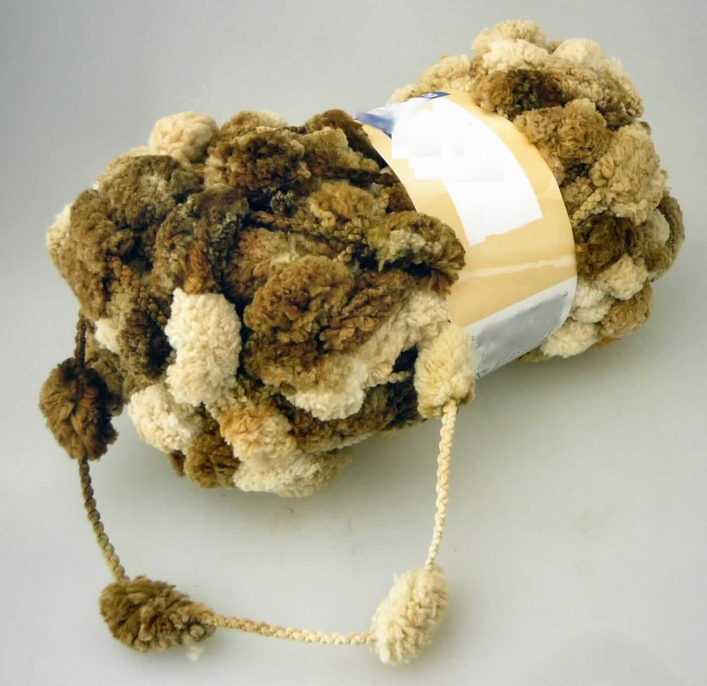 Chenillegarn, sog. Schalstrickgarn Pom Pom, Art. Nr. 709757, Foto siehe Anlage,
- als Meterware in einem Knäuel mit einem Gewicht von 50 g aufgemacht,
- lt. Untersuchungsergebnis: 
-- in Wirktechnik hergestellt,
-- aus synthetischen Chemiefasern (lt. Antrag aus Polyester).

"Chenillegarn"