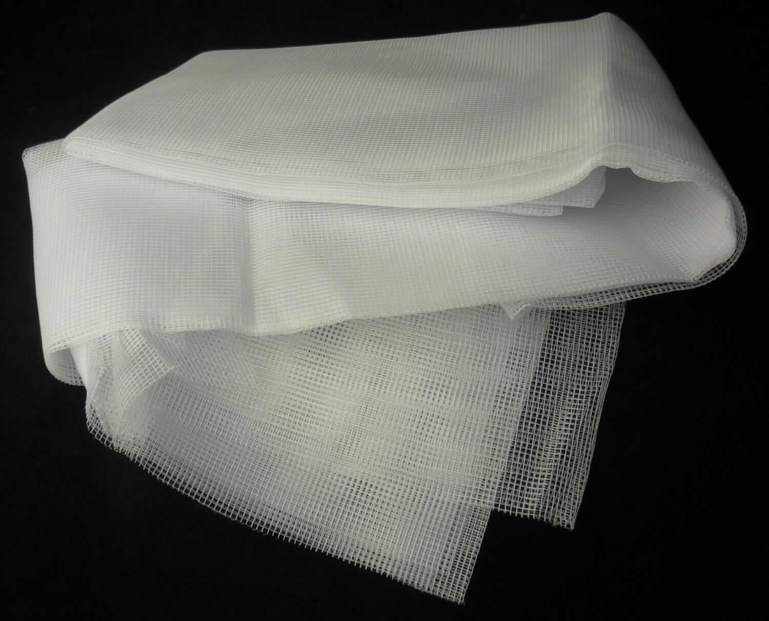 Kettengewirke, sog. Gittertüll bzw. Wabentüll, Foto siehe Anlage
- rechteckig zugeschnitten,
- mit einer Breite von mehr als 30 cm,
- aus 100 % Polyester (synthetische Chemiefasern),
- ohne Flor- oder Schlingenoberfläche,
- weiß gefärbt (= gebleicht),
- ohne Elastomergarne oder Kautschukfäden,
- zur Verwendung als Insektenschutzgittern in Fenstern; stellt sich nicht als Gewirke im Sinne der Unterpositions-
  Anmerkung 1 zu Kapitel 60 dar.

"Kettengewirke, anderes als solche der Positionen 6001 bis 6004, aus synthetischen Chemiefasern, andere als
 in der Unterposition 6005 35 genannte, gebleicht"