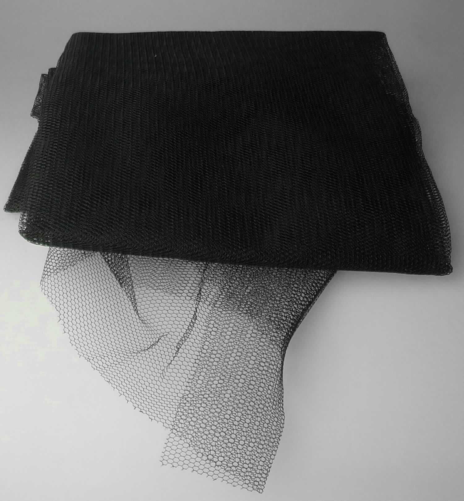 Kettengewirke, sog. Gittertüll bzw. Wabentüll, Foto siehe Anlage
- rechteckig zugeschnitten,
- mit einer Breite von mehr als 30 cm,
- aus 100 % Polyester (synthetische Chemiefasern),
- ohne Flor- oder Schlingenoberfläche,
- gefärbt,
- ohne Elastomergarne oder Kautschukfäden,
- zur Verwendung als Insektenschutzgittern in Fenstern; stellt sich nicht als Gewirke im Sinne der Unterpositions-
  Anmerkung 1 zu Kapitel 60 dar.

"Kettengewirke, anderes als solche der Positionen 6001 bis 6004, aus synthetischen Chemiefasern, andere als
 in der Unterposition 6005 35 genannte, gefärbt"