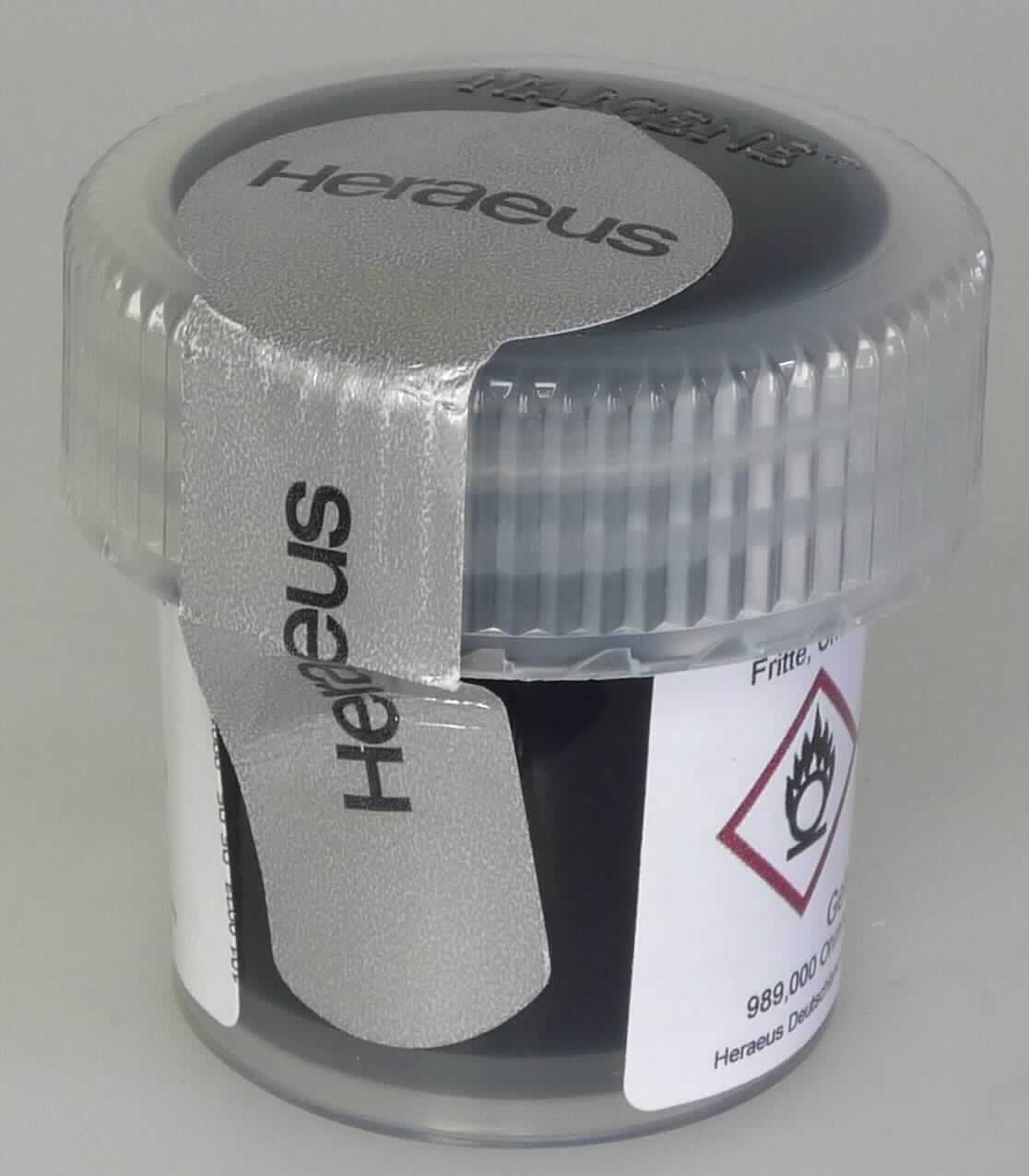 Angaben: 
Druckpaste, Widerstandspaste; Zubereitung auf der Grundlage von Rutheniumoxid. Die Paste dient zum Erzeugen elektronischer Schaltungen auf einer Trägerplatte mittels Wärmebehandlung.

Warenbeschreibung: 
Schwarze, viskose Masse, verpackt in Probendose.

Befund: 
Nach Beschaffenheit und Verwendungszweck kennzeichnet sich die Ware als eine den flüssigen Glanzmitteln und ähnlichen Zubereitungen vergleichbare Ware.