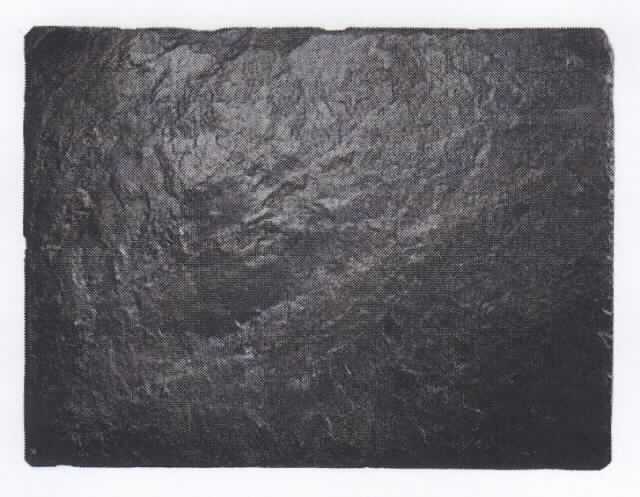 Angaben: Warenbezeichnung: Naturschieferplatten mit Gummifüßen (4 Stück), Art.-Nr. 49607 - Abmessungen (LxB): 10 x 10 cm - Farbe: schwarz - Material: Tonschiefer - Bearbeitung: Oberfläche spaltrauh / Kanten gebrochen / lebensmittelecht lackiert - Verwendungszweck: zur Dekoration.

Feststellungen: Äußere Beschaffenheit gemäß vorgelegter Abbildung: quadratische, schwarze Platte mit unebener Oberseite.

Die Angaben der Antragstellerin werden als zutreffend unterstellt.  

Befund: Als charakterbestimmender Bestandteil der Waren werden die Steinplatten angesehen (Allgemeine Vorschrift 3 b). Danach handelt es sich zolltariflich bei den Naturschieferplatten mit Gummifüßen um Waren aus Tonschiefer, der Position 6803 des Zolltarifs.

Es handelt sich um die Neuerteilung der vZTA DE 2386/11-1.