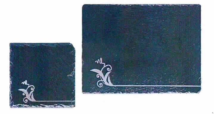 Angaben: Warenbezeichnung: Naturschieferplatte mit Gummifüßen (4 Stück) und Dekor - Abmessungen (L x B): Art. 49910: 10 x 10 cm / Art. 49911: 40 x 30 cm - Farbe: schwarz - Material: Tonschiefer - Bearbeitung: Oberfläche spaltrauh / Kanten gebrochen / lebensmittelecht lackiert - Verwendungszweck: zur Dekoration.

Feststellungen: Äußere Beschaffenheit gemäß vorgelegter Abbildung: 
- Art. 49910: quadratische, schwarze Platte mit unebener Oberseite und Dekor.
- Art. 49911: rechteckige, schwarze Platte mit unebener Oberseite und Dekor.

Die Angaben der Antragstellerin werden als zutreffend unterstellt.  

Befund: Als charakterbestimmender Bestandteil der Waren werden die Steinplatten angesehen (Allgemeine Vorschrift 3 b). Danach handelt es sich zolltariflich bei den Naturschieferplatten mit Gummifüßen um Waren aus Tonschiefer, der Position 6803 des Zolltarifs.