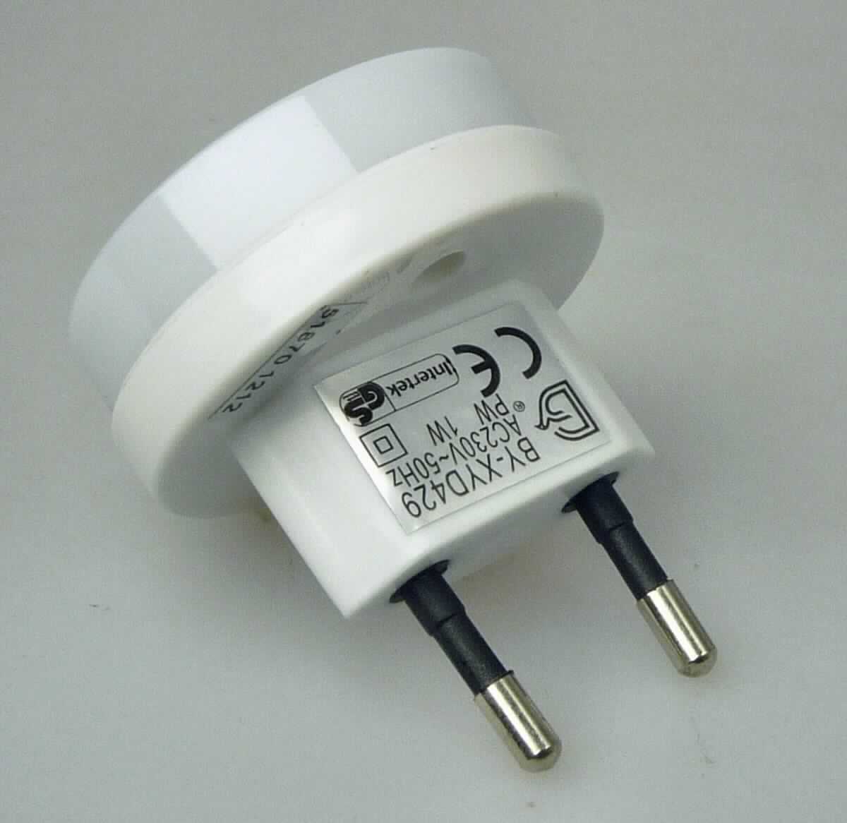 Sog. "PM NL 100 031 Orientierungslicht" in Form eines Nachtlichts, bestehend aus einer runden transparenten Abdeckung auf der Vorderseite (Durchmesser ca. 4,5 cm) und einem Stecker auf der Rückseite. Das Erzeugnis ist mit zwei Glühlampen bestückt und dient bei Nacht als Orientierungslicht. 
Die Ware ist auf einer Pappkarte mit stabiler und durchsichtiger Kunststofffolie für den Einzelverkauf aufgeblistert.

Das Erzeugnis ist als "elektrischer Beleuchtungskörper, anderweit weder genannt noch inbegriffen, anderer als in den Unterpositionen 9405 1021 bis 9405 4010 erfasst, aus Kunststoff, von der mit Glühlampen verwendeten Art" einzureihen.