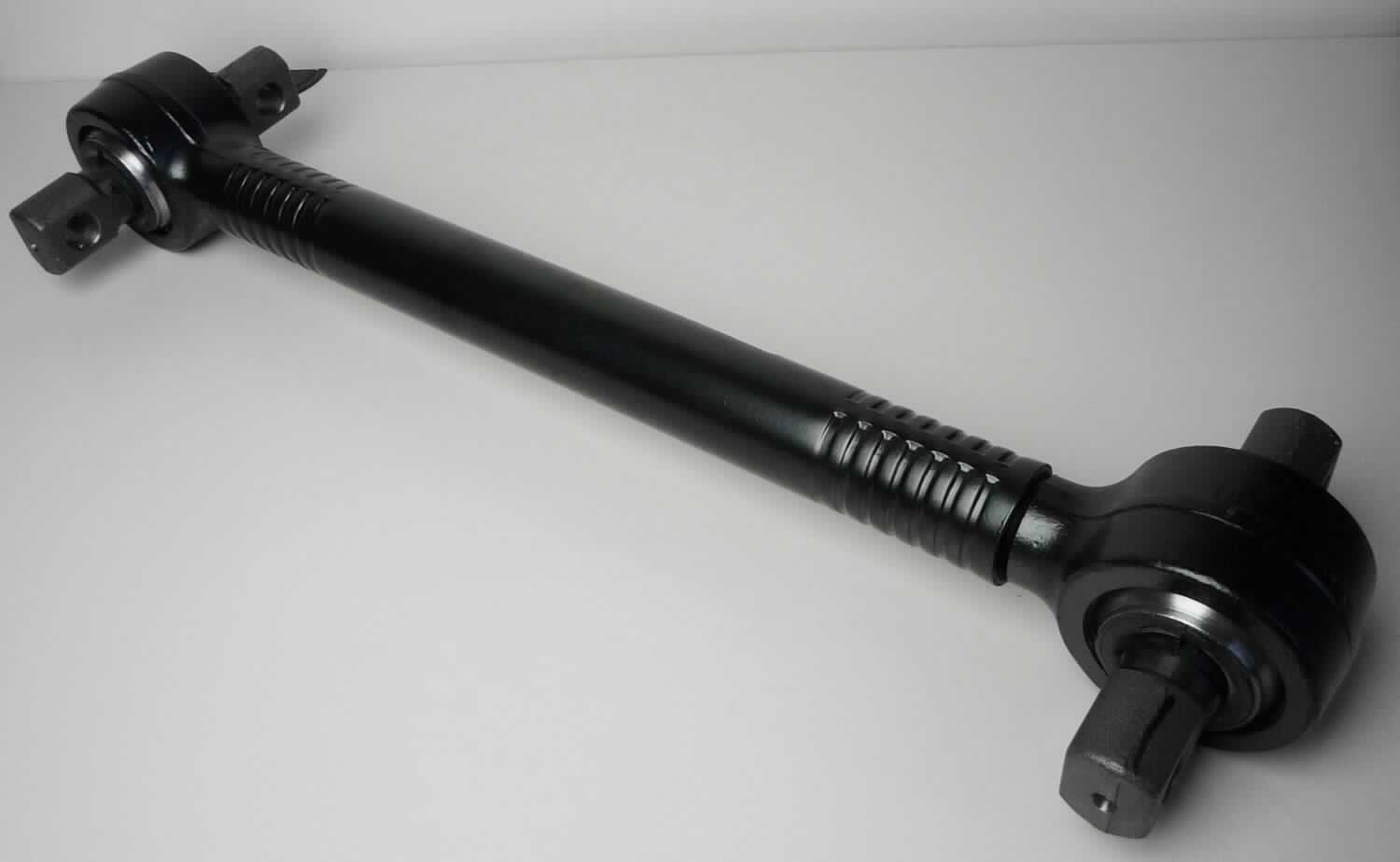 Achsstrebe (Längslenker), Foto siehe Anlage,
- speziell gefertigtes Erzeugnis aus zwei mittels eines Rohrschaftes verbundenen Lagerköpfen 
  mit Lagerzapfen aus unedlen Metallen,
- mit der Länge von ca. 571 mm (Mitte Lager - Lager),
- lt. Antrag aus gesenkgeschmiedetem Stahl,
- die Lagerköpfe sind jeweils mit einem eingesetzten Gummimetalllager ausgestattet,
- durch das Zusammensetzen stellt sich die Achsstrebe im Ganzen nicht mehr als
  gesenkgeschmiedete Ware dar, somit keine Einreihung in die Unterposition 8708 8091,
- dient als Verbindungselement zwischen Achskörper und Fahrzeugrahmen der Aufnahme von 
  Längskräften und der Achsführung,
- erkennbar zur hauptsächlichen Verwendung im Aufhängesystem von Kraftfahrzeugen der 
  Position 8704 bestimmt.

"Teil für Kraftfahrzeuge der Positionen 8701 bis 8705, Teil des Aufhängesystems (Achsstrebe), nicht für die industrielle Montage, anderes als in den Unterpositionen (KN) 8708 8035 und 8708 8055 genanntes, nicht aus gesenkgeschmiedetem Stahl"