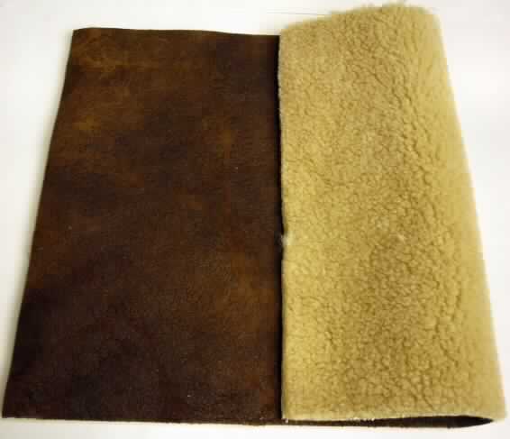 Textillaminat, sog. Free Time, Foto siehe Anlage,
- als Meterware; mit einer Breite von mehr als 30 cm,
- laut Antrag für die Herstellung von Schuhen,
- laut Untersuchungsergebnis aus zwei mit ihrer ganzen Fläche aufeinander liegenden und durch Kleben
  miteinander verbundenen Lagen:
-- Außenseite (Schauseite):
--- geschmirgeltes Kettengewirke aus synthetischen Chemiefasern (Polyester); musterbildend mit Kunststoff 
    bedruckt,
--- mit einer Dicke von ca. 0,5 mm,
--- keine Kautschukfäden oder Elastomergarne enthaltend, 
-- Innenseite:
--- Hochflorerzeugnis (Plüschgewirke) mit einem Flor aus Polyester- und Polyacryl-Spinnfasern (synthetische 
    Chemiefasern) und einem Grund aus synthetischen Filamenten, 
--- mit einer Dicke von ca. 6,5 mm,
--- durch Wirken hergestellt, somit kein künstliches Pelzwerk der Position 4304,
- in Bezug auf die Verwendung (Ober- und Futtermaterial in Schuhen) sind das die Schauseite bildende 
  Kettengewirke und das die Innenseite (Futter) bildende Plüschgewirke als gleichbedeutend anzusehen; 
  insbesondere hinsichtlich des Umfangs bestimmt das Plüschgewirke den Charakter der Ware.

"Plüsch ("Hochflorerzeugnis"), gewirkt, aus synthetischen Chemiefasern"
