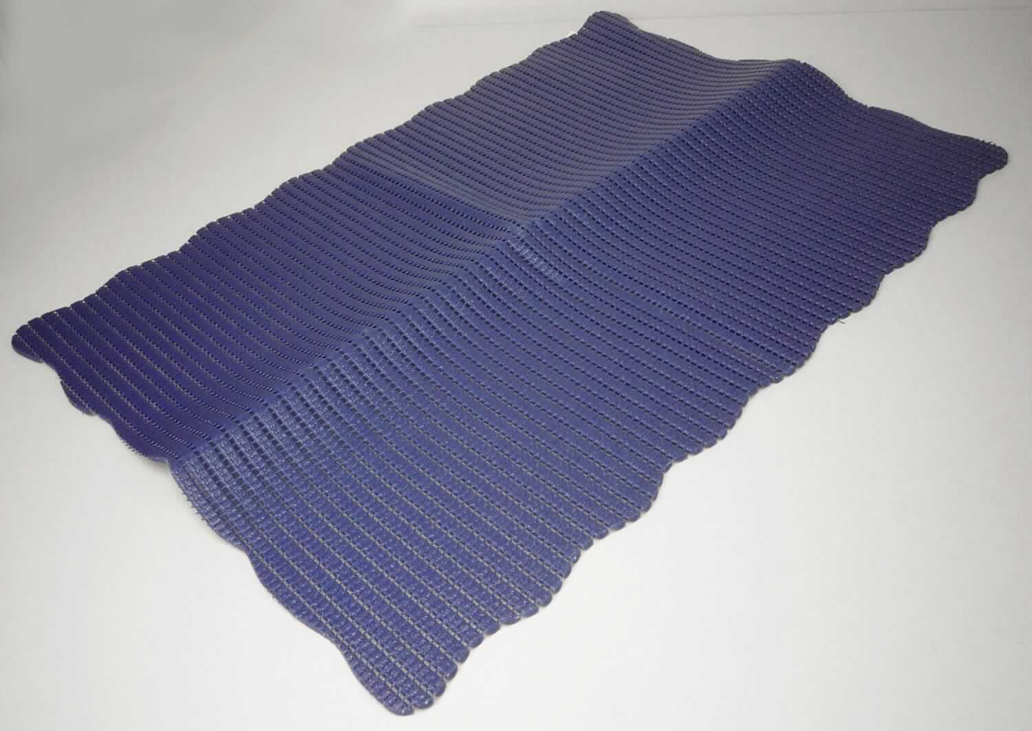 Angaben des Antragstellers:
Antirutschmatte bestehend aus einem Polyestergeflecht (16 %) mit PVC (84 %) überzogen

Feststellungen an einem Warenmuster:
Es wurde eine blaue Anti-Rutschmatte aus einem grobmaschigen Gewirke vorgelegt, dessen Fäden mit einem blauen, geschäumten Kunststoff bestrichen sind. Bei dem Kunststoff handelt es sich um Polyvinylchlorid (PVC). Die Matte hat die Abmessungen von ca. 40 x 59 cm, die Matte ist an den Rändern gewellt zugeschnitten.

Befund:
Es handelt es sich um einen Bodenbelag aus Polymeren des Vinylchlorids im Sinne der Unterposition (HS) 3918 10.