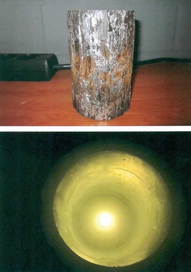 Bei dem sog. "LED-Wachskerzen-Set in Baumoptik, Art.: 521115" handelt es sich gemäß Antragsangaben um ein für den Einzelverkauf aufgemachtes Set mit zwei Wachskörpern in Form eines Baumstammes (Höhe x Durchmesser: ca. 10 x 7,5 bzw. 15 x 8 cm), dessen Außenseite in braunsilberner Baumoptik modelliert ist. Der oben ausgehöhlte Wachskörper ist im Inneren mit einer Flammenimitation in Form einer weiß, leicht flackernden LED versehen. Im Boden befindet sich das mit einem An-/Ausschalter versehene Batteriefach (Batterien enthalten). 

Zusammengesetzt stellen die Waren Ziergegenstände dar, deren dekorative Wirkung durch das LED-Licht, das die Wachskörper von innen erhellt, erhöht wird. 
Der Charakter der aus verschiedenen Bestandteilen zusammengesetzten Ware wird insbesondere aufgrund des Umfangs, der Bedeutung für die Verwendung und des Gesamterscheinungsbildes durch die Wachskörper bestimmt.

Hinweise auf eine Handarbeit liegen nicht vor.

Die Ware ist als "geformte oder geschnitzte Waren aus Wachs, anderweit weder genannt noch inbegriffen, nicht handgearbeitet" einzureihen.