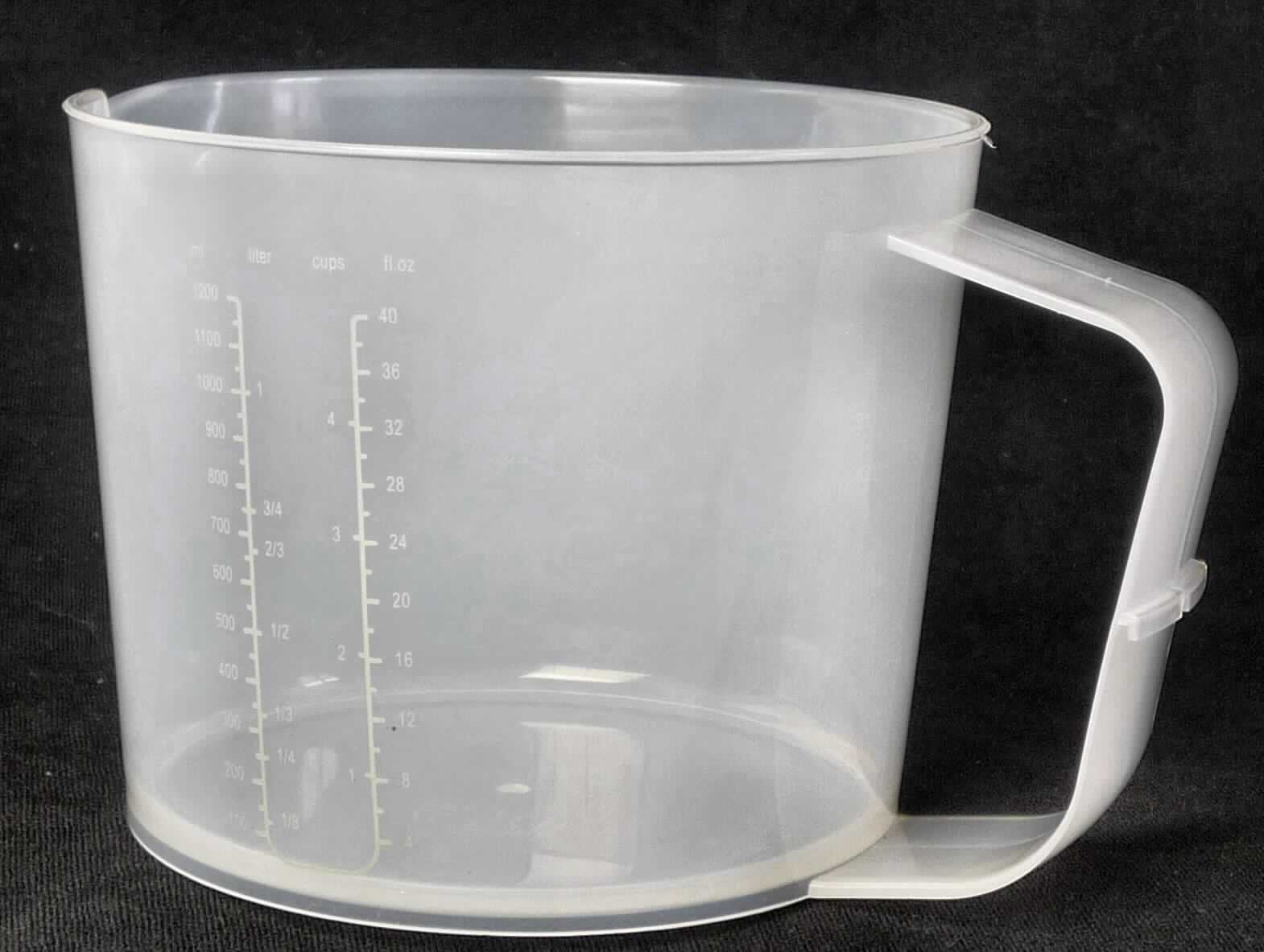 Messbecher, Mat.-Nr.: 162.041,
- aus einem leicht konisch verlaufenden Becher (Durchmesser: ca. 147 mm, Standfläche: 127 mm, 
  Höhe: 116 mm) aus Kunststoff mit Griff, Ausgießtülle und Skalierung (Abbildung siehe Anlage),
- zur Verwendung als Wiege- und Messbehältnis einer Küchenwaage.

"Teil, erkennbar ausschließlich für Waagen mit einer Empfindlichkeit von mehr als 50 mg bestimmt - sog. Messbecher"