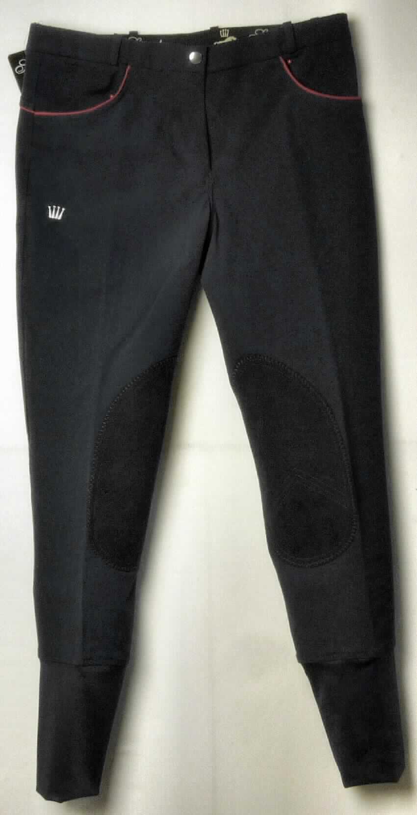 Lange Hose, sog. Reithose, Größe L, Foto siehe Anlage,
- aus etwa 0,6 mm dicken, einfarbigen Geweben aus laut Antrag 68 % Polyester, 10 % Elasthan
  (Elastomergarn; beides synthetische Chemiefasern) und 22 % Baumwolle,
- in der Taille abschließend; mit einem angesetzten Taillenbund mit Gürtelschlaufen,
- vorn mit einer Öffnung mit Reißverschluss und einer von rechts über links mit einem
  Hakenverschluss im Bund zu schließenden Patte (Frauenkleidung),
- vorn mit zwei eingesetzten Eingrifftaschen, hinten mit drei aufgesetzten, offenen Taschen,
- mit knöchellangen Hosenbeinen,
- im Bereich der Knie mit aufgenähten, ovalen Zuschnitten,
- mit kontrastfarbener Paspelierung, aufgestickten Firmenlogos und einer Applikation verziert,
- an den Beinabschlüssen mit etwa 15,5 cm langen, doppelt gearbeiteten Bündchen aus Gewirken,
- keine Arbeits- und Berufskleidung.

"Lange Hose, aus Geweben, für Frauen, aus synthetischen Chemiefasern, keine Arbeits- 
 und Berufskleidung, nicht nach dem Batik-Verfahren handbedruckt"