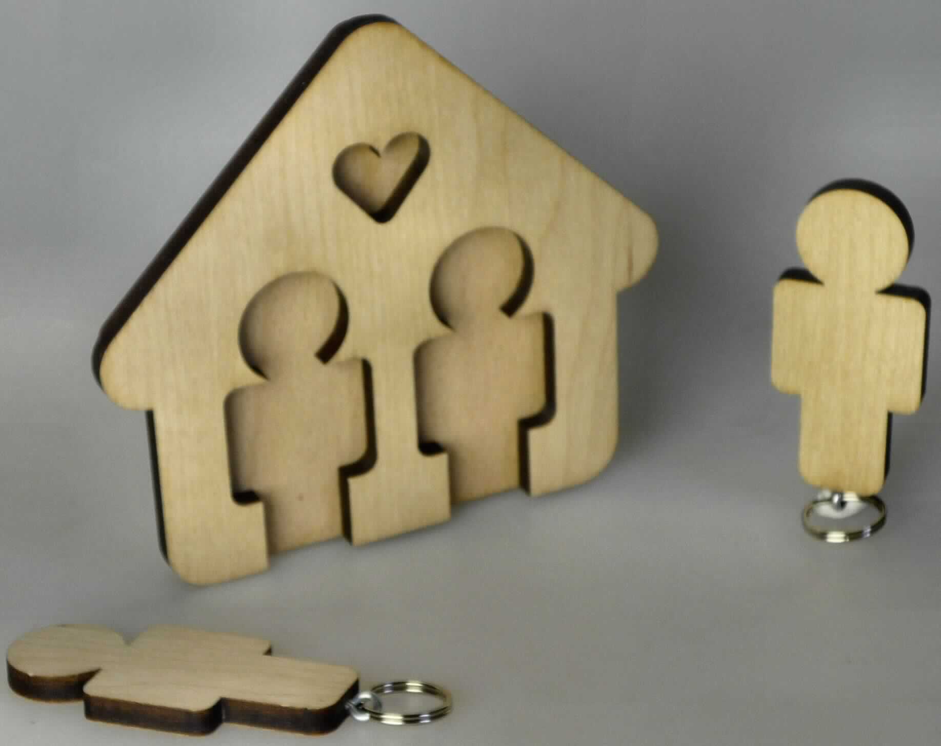 Holzschlüsselbrett mit Schlüsselanhänger
Warenzusammenstellung aus 
- einem Schlüsselbrett in Form eines stilisierten Hauses mit zwei passgenauen Aussparungen
  zur Aufnahme von Schlüsselanhängern, aus furniertem Holz (Furnier aus Lindenholz lt. Antrag-
  steller, auf einer Unterlage aus Holzfaserplatten), mit braun lasierten Kanten, auf der Rückseite
  mit Bohrungen zur Wandmontage versehen (ca. 11,5 x 12,5 cm) und
- zwei Schlüsselanhänger jeweils bestehend aus einem Schlüsselring aus einem Eisen- oder 
  Stahldraht mit Anhänger aus furniertem Holz mit menschlichem Umriss (zusammengesetzte
  Ware), passgenau geformt 
  und in das Schlüsselbrett eingesetzt,
- zur Aufbewahrung und Bereithalten von Schlüsseln.
(Abbildung siehe Anlage)

Der Charakter der Warenzusammenstellung wird durch das Schlüsselbrett aus Holz bestimmt.

"Innenausstattungsgegenstand aus Holz, nicht aus tropischem Holz im Sinne der Zusätzlichen Anmerkung 2 zu Kapitel 44 (Warenzusammenstellung aus Holzschlüsselbrett -charakterbestimmend- und Schlüsselanhänger zusammengesetzt aus Holz und Eisen- oder Stahldraht); sog. Holzschlüsselbrett mit Schlüsselanhänger"