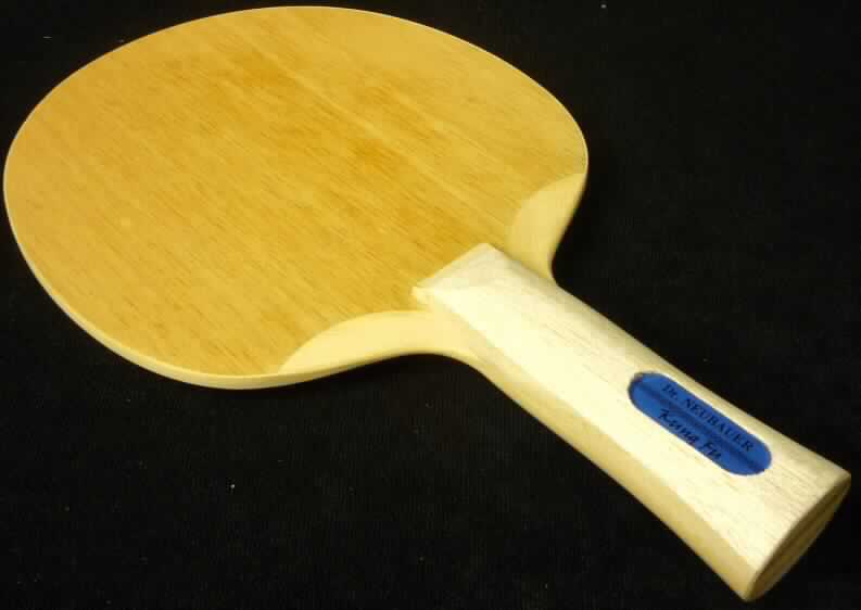 Es handelt sich um ein Tischtennisschlägerholz mit einer Schlägerblattgröße von ca. 15,4 x 15,2 x 0,4 cm sowie einer Grifflänge von ca. 10,4 cm und folgenden weiteren Merkmalen:
- Gewicht ca. 85 g,
- 7 Schichten, 
- Tempo 78,
- Kontrolle 92,
- Biegefestigkeit 85.

Im Griffbereich ist das Holz beidseitig mit den Aufschriften "Dr. Neubauer" und "Kung Fu" gekennzeichnet.

Das aufgrund der fehlenden Beläge unvollständige Erzeugnis ist als "Gerät/Ausrüstungsgegenstand für Tischtennis" einzureihen.