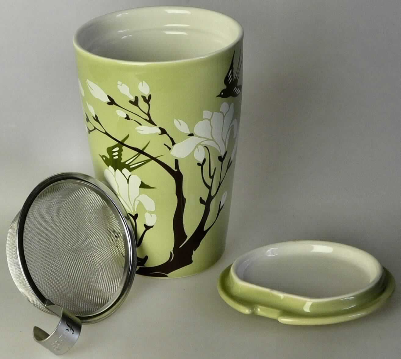 Keramisches Geschirr, sog. Teetasse (SKU20834), Foto siehe Anlage, 
- in Form einer zusammengesetzten Ware, bestehend aus einer Teetasse und einem Teesieb:
- Teetasse: 
- - in Form einer becherartigen Teetasse mit einem abnehmbarem, flachen Deckel aus glasierter, grüner,
    mit Blütensträuchern und Vögeln bemalter Keramik,
- - mit einer Höhe (ohne Deckel) von 13,2 cm und einem Durchmesser (ohne Deckel) von 8,9 cm, 
- - keramisches Erzeugnis, nach der Formgebung gebrannt, tonmineralhaltiges Material enthaltend, 
- - - nach dem Ergebnis der wissenschaftlichen Untersuchung handelt es sich um Steinzeug, 
- Teesieb:
- - aus unedlem Metall,
- - mit einem gebogenen Griff,
- - passgenau für die Öffnung der Teetasse gearbeitet, 
- nach dem Wert und der Bedeutung in Bezug auf die Verwendung verleiht die Teetasse der zusammengesetzten
  Ware den wesentlichen Charakter, 
- verpackt in einem buntbedruckten Karton.

"Keramisches Geschirr (Teetasse), aus Steinzeug"
