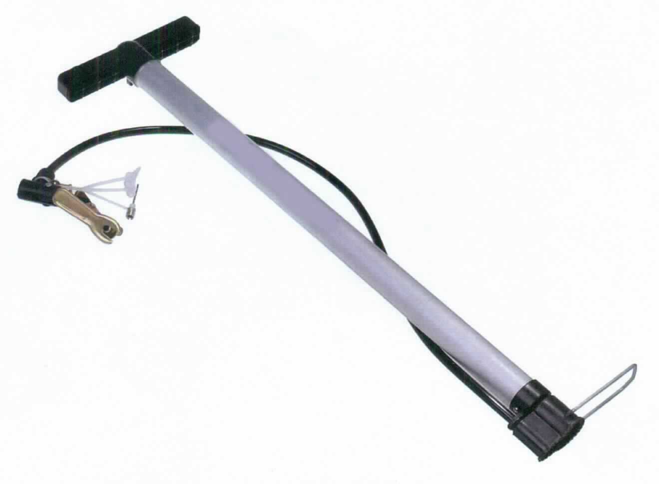 Standluftpumpe Aluminium Art.-Nr.: 45113,
- aus einem Pumpenzylinder mit einer im Zylinder geführten Kolbenstange mit Kolben und Handgriff, 
  einem klappbaren Standbügel, einem mit Anschlussstück versehenen Luftförderschlauch 
  (Abbildung siehe Anlage),
- zum Aufpumpen von Luftmatratzen, Bällen, Fahrradreifen u.ä.,
- in einer gemeinsamen Verkaufsumschließung mit 3 Adapter (Beipack).
Die Standluftpumpe bestimmt den Charakter des Ganzen.

"Handbetriebene Luftpumpe, keine Handpumpe für Fahrräder, nicht für zivile Luftfahrzeuge (Warenzusammenstellung aus Standluftpumpe -charakterbestimmend- und Beipack) - Standluftpumpe"