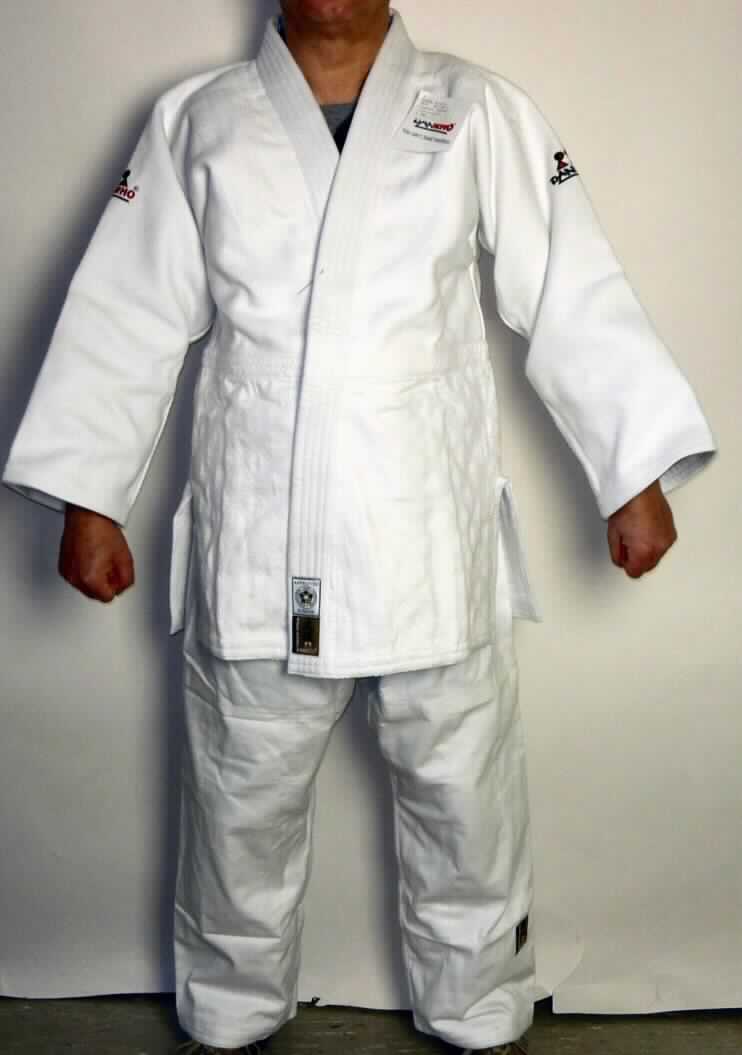Zweiteilige Zusammenstellung, bestehend aus einer Jacke und einer langen Hose, sog. Ultimate Gold Judo, 
Art. Nr. 339010, Foto siehe Anlage,
- gemeinsam in einem bedruckten Polybeutel für den Einzelverkauf aufgemacht,
- laut Antrag in den Größen 150 S/M - 200 S/M; zur Veranschaulichung liegt ein Warenmuster in Größe 170 M vor, 
- Oberteil und Hose bestehen aus unterschiedlichen, einfarbigen Geweben aus laut Antrag 100 % Baumwolle und
  sind damit nicht aus ein und demselben Flächenerzeugnis hergestellt, somit keine Kombination,
- aufgrund der fehlenden verengenden Ärmelabschlüsse des Oberteils kein Trainingsanzug der Position 6211,
- Jacke:
-- aus unterschiedlich strukturierten, bis zu 2,1 mm dicken Geweben, 
-- annähernd bis zum halben Oberschenkel reichend (Rückenlänge: ca. 83 cm),
-- vorn mit einer durchgehenden Öffnung ohne Verschlusssystem (somit keine Hemdbluse der Position 6206),
-- ohne Hinweise auf den Trägerkreis (unisex),
-- entlang der Öffnung mit einer ca. 5 cm breiten, festen, mehrfach versteppten Randeinfassung,
-- mit langen Ärmeln ohne verengende Abschlüsse; auf den Ärmeln mit aufgestickten Schriftzügen verziert,
-- im unteren Bereich der Randeinfassung des linken Vorderteils mit einem Aufnäher ausgestattet,
-- weit geschnitten,
-- am unteren Rand gesäumt; mit ca. 21 cm hoch reichenden Seitenschlitzen,
-- u. a. aufgrund des Verwendungszwecks (Judo-Jacke) keine Arbeitskleidung.


"Jacke aus Geweben, für Frauen, aus Baumwolle, keine Arbeits- und Berufskleidung, 
 nicht nach dem Batikverfahren handbedruckt"