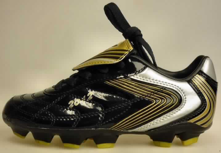 Sportschuhe (lt. Antrag: "Kinder-Fußballschuhe (Art. 384151): schwarz-gold", siehe Foto)
- mit Laufsohlen aus (lt. Antrag) Kunststoff,
- mit Oberteil aus Kunststoff (Spinnstoff mit einer mit dem bloßen Auge wahrnehmbaren 
  Außenschicht aus Kunststoff),
- auf das Oberteil sind an verschiedenen Stellen Verstärkungsteile aus Kunststoff aufgesetzt,
- mit Schnürsenkelverschluss und Verdeckpatte,
- aufgrund der Konzeption und Ausstattung (u.a. 15 abstehende, stollenähnliche 
  Vorrichtungen) zur Ausübung einer Sportart (Fußball) bestimmt

"Sportschuhe mit Laufsohlen und Oberteil aus Kunststoff, andere als in der Position 6401 
 und in den Unterpositionen 6402 1210 und 6402 1290 genannt"
