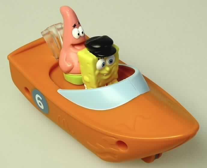 Bei dem Motiv "Speedboat" der Aktion "Mc Donald's Spongebob 2010" handelt es sich um ein ca. 10 cm langes, mit dem Seestern "Patrick" und dem Schwamm "Robert" bemanntes, mit drei Rädern sowie einem Aufzieh-/Rückziehmotor versehes, orangefarbenes Boot aus Kunststoff.
Werden der auf der Unterseite befindliche Schalter aktiviert und der Rückziehmotor betätigt, leuchtet das Boot teilweise auf.

Die Ware dient der spielerischen Betätigung von Kindern und ist in einem Polyethylenbeutel verpackt.

Das Erzeugnis ist als "anderes als zuvor von der Position 9503 erfasstes Spielzeug, mit eingebautem Motor, aus Kunststoff" einzureihen.