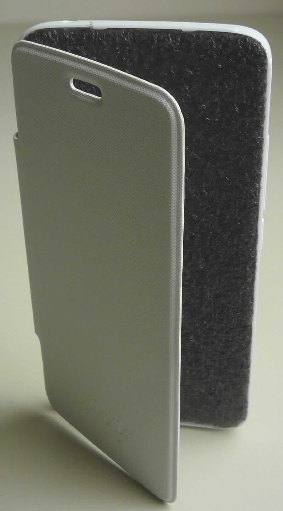 Ähnliches Behältnis (Etui für Mobiltelefon), sog. Wiko Birdy Flip Cover weiß, Artikel 92621, Foto siehe Anlage, 
- mit einer Schale aus formgepresstem Kunststoff und mit einem Deckel mit einer Außenseite aus Kunststofffolien,
- die Schale ist passgenau zur Aufnahme eines Mobiltelefons gestaltet und mit funktionsspezifischen Aussparungen
  zur Bedienung des Mobiltelefons versehen,
- der Deckel ist mit einer funktionsspezifischen Aussparung und mit dem eingeprägten Schriftzug "birdy"
  versehen,
- aufklappbar; ohne Verschluss,
- in den Abmessungen (geschlossen): ca. 13 cm (Höhe) x 6,5 cm (Breite) x 1 cm (Tiefe),
- ohne Hinweise auf Handarbeit,
- dient dem Transport und der Aufbewahrung eines Mobiltelefons in der Tasche oder der Handtasche,
- ohne Hinweise auf Handarbeit,
- ein charakterbestimmender Stoff der Außenseite kann nicht ermittelt werden, da die flächenmäßigen Anteile des
  formgepressten Kunststoffs und der Kunststofffolie annähernd gleich groß sind, das Etui ist daher der von den
  gleichermaßen in Betracht kommenden Unterpositionen (4202 3210 / 4202 3900) in der Nomenklatur zuletzt
  genannten Unterposition zuzuweisen,
- in einer Blisterverpackung mit Papprücken verpackt. 

"Ähnliches Behältnis (Etui für Mobiltelefon), Taschen- oder Handtaschenartikel, mit Außenseite aus formgepresstem
 Kunststoff, nicht handgearbeitet"