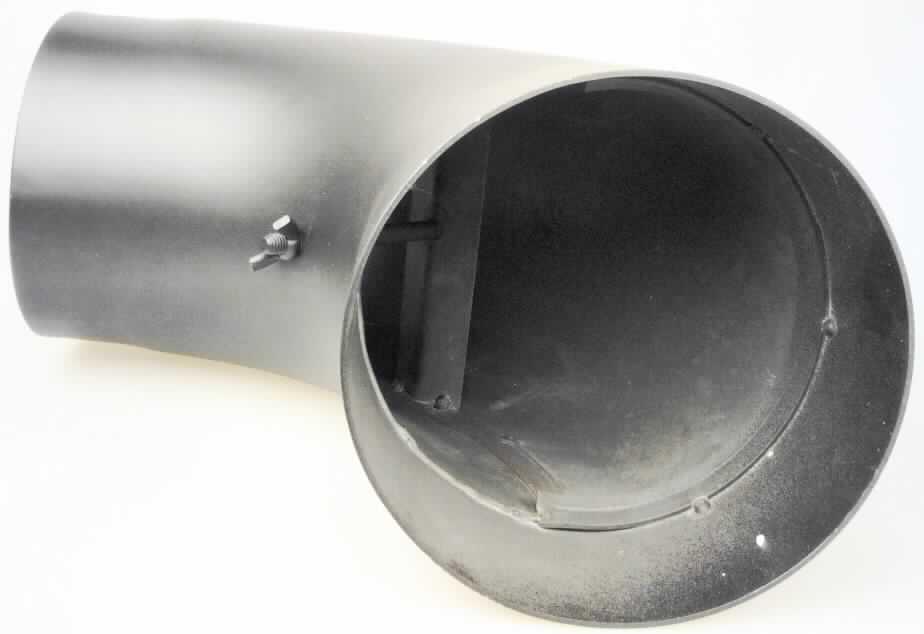 Rauchrohr

Bei der als "Fullform Knie" bezeichneten Ware handelt es sich um ein im Winkel von 90° (auch 157° oder 135°)  gebogenes, anthrazitfarbenes metallisches Hohlerzeugnis (sog. Rohrbogen). Das Erzeugnis besteht aus nicht legiertem Stahl, ist längsnahtverschweißt und mit einer hochhitzebeständigen Lakierung versehen. Der Außendurchmesser beträgt ca. 154 mm, die Wandstärke beträgt ca. 2 mm. Der Außendurchmesser ist an einem Ende auf einer Länge von ca. 50 mm auf ca. 149 mm reduziert. In der Außenbiegung ist eine Verschlussklappe (Putztür) anbebracht, die mit einer Flügelschraube gesichert ist. Das Erzeugnis wird beim Betrieb von Öfen zum winkligen Verbinden (Einstecken) mit anderen Rohrelementen von Ofenrohren (Rauchrohren) verwendet.

Zolltariflich handelt es sich um ein anderes Rohrverbindungsstück, aus anderem als nicht rostendem Stahl, mit einem größten äußeren Durchmesser von 609,6 mm oder weniger.