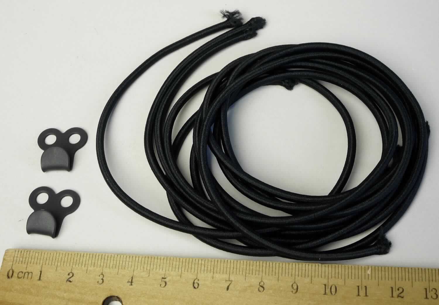 Ersatzbänder und Hakenverschlüsse für Gamaschen, sog. BP005 Elastic Band / Hooks for Gaiter, 
Foto siehe Anlage,
- Warenzusammenstellung, bestehend aus vier überzogenen Kautschukfäden und zwei Hakenverschlüssen; 
  gemeinsam in einem Polybeutel mit bedrucktem Pappaufhänger verpackt und zur Befriedigung eines speziellen 
  Bedarfs zusammengestellt,
- überzogene Kautschukfäden:
-- auf Länge zugeschnitten (somit nicht konfektioniert, damit keine Ware der Position 6307); mit einer Länge von 
   ca. 60 cm und einem Durchmesser von ca. 3 mm,
-- bestehend aus 20 Fäden aus laut Antrag Kautschuk mit einem Durchmesser von jeweils ca. 1 mm 
   (Kautschukfäden der Position 4007),
-- mit Garnen aus Spinnstoffen umflochten (= überzogen),
- Hakenverschlüsse:
-- aus augenscheinlich unedlem Metall,
- werden als Schnürsenkel und Haken nicht vom Warenkreis der Position 6406 (Teile von Gamaschen) erfasst,
- insbesondere im Hinblick auf die Menge verleihen die Ersatzbänder der Warenzusammenstellung ihren 
  wesentlichen Charakter.

"Fäden aus Kautschuk, mit einem Überzug aus Spinnstoffen"