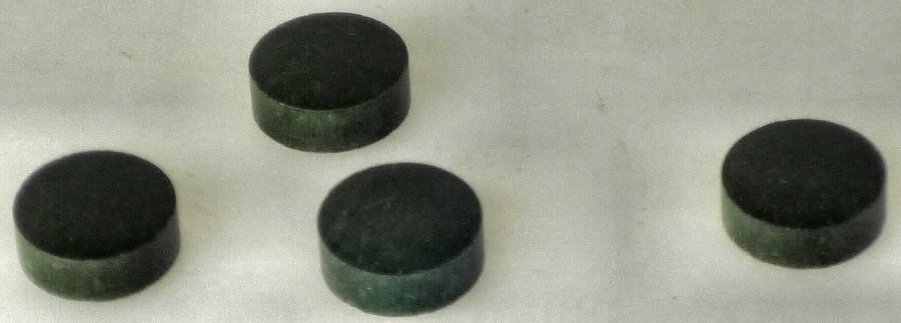 Nahrungsergänzungsmittel; Spirulina, als Tablette

Vorgelegt wurden zwei Probentütchen mit kleinen, dunkelgrünen Tabletten (Durchmesser: ca. 1 cm; Gewicht: 
400 mg bzw. 500 mg), zwei Analysenzertifikate und ein Fließschema der Herstellung. Danach handelt es sich 
bei dem Erzeugnis um Tabletten von Spirulina.

Einzeller-Mikroorganismen, nicht lebend, andere als Hefen