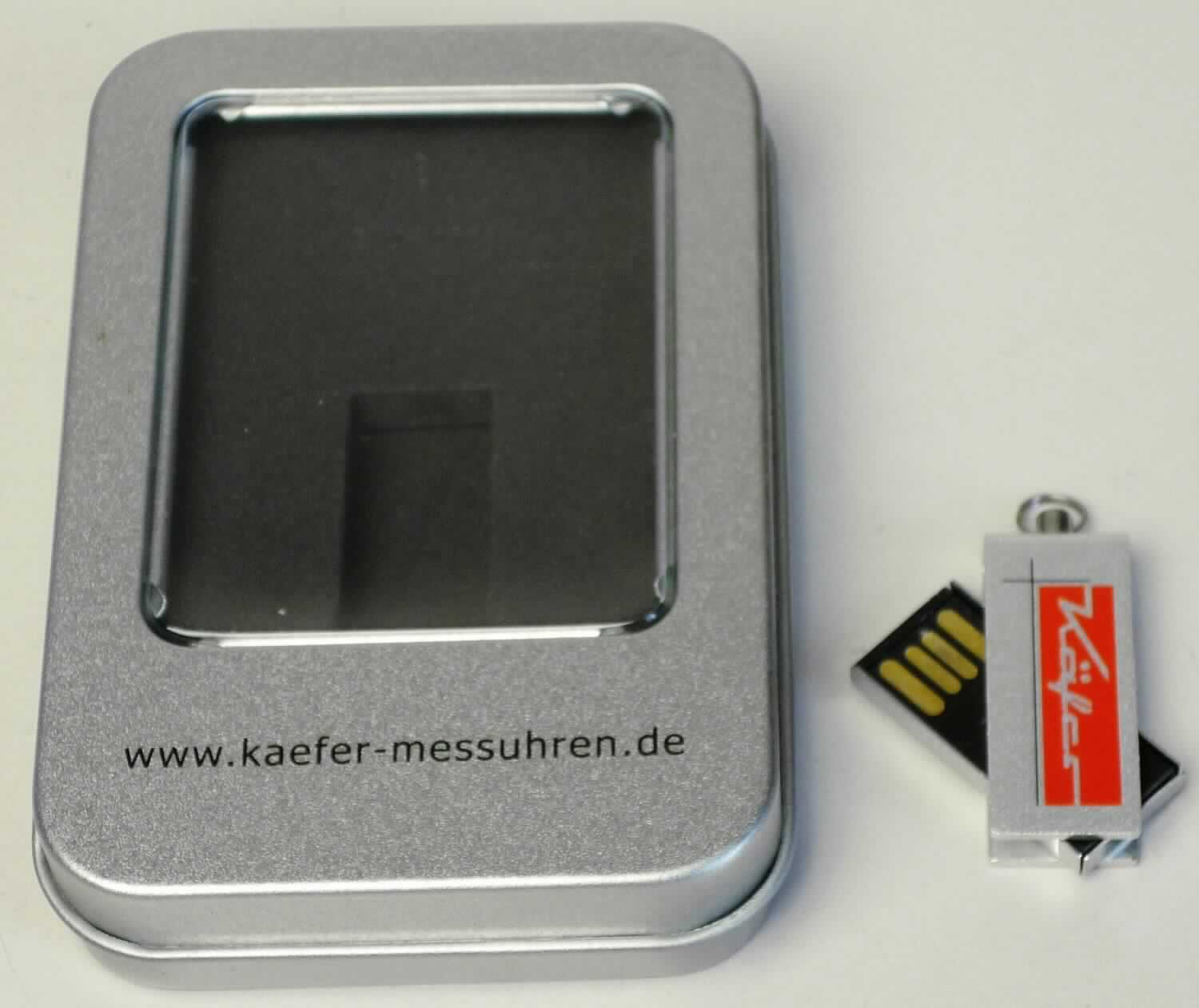 Es handelt sich um einen USB-Stick, standardmäßig bestehend aus einer Leiterplatte, bestückt mit einem elektronischen Flash-Speicherbaustein und anderen integrierten Schaltungen (Controller) sowie passiven diskreten Bauelementen (Kondensator, Widerstände) in einem Metallgehäuse.
Nach Anschluss an eine USB Schnittstelle bestimmter Geräte ist der Speicherstick als nicht flüchtiger Speicher zur Datenaufzeichnung und -wiedergabe geeignet. Der mit einem Firmenlogo versehene USB-Stick mit einer Speicherkapazität von 4 GB enthält keine Aufzeichnungen und wird in einer Metallbox geliefert.

Die Ware wird als "Halbleiter-Aufzeichnungsträger mit nicht flüchtiger Halbleiterspeichervorrichtung, ohne Aufzeichnung" eingereiht.

Anlage: 1 Abbildung