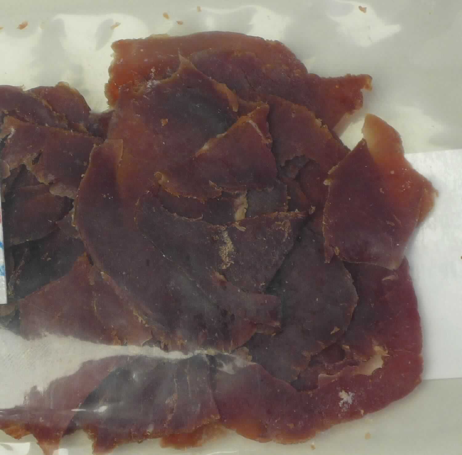 Antragsangaben: Katzenfutter, vorwiegend Lamm; Einzelfuttermittel; Ware wird wie Muster importiert; Rezeptur/Zusammensetzung: Lamm 96 %, Glycerin 3,8 %, Salz 0,1 %, Sorbate 0,1 %; Stärkegehalt beträgt 1,3%. 

Beschaffenheit des vorgelegten Warenmusters: rötlichbraune, hauchdünne, weiche Scheiben von unregelmäßiger Form, lose in einem neutralen Klarsichtbeutel verpackt, keiner Aufmachung für den Einzelverkauf entsprechend. Bruttogewicht  ca. 13,5 g.

Stärke in der Ware (laut Angabe): 0,5 bis 10 GHT.
Milcherzeugnisse in der Ware (laut Zusammensetzung): keine oder weniger als 10 GHT.

Zubereitungen von der zur Fütterung verwendeten Art, andere, einschließlich Vormischungen, Glucose, Glucosesirup, Maltodextrin oder Maltodextrinsirup der Unterpositionen 1702 30 50, 1702 30 90, 1702 40 90, 1702 90 50 und 2106 90 55 oder Stärke oder Milcherzeugnisse enthaltend, Stärke enthaltend mit einem Gehalt von 10 GHT oder weniger, keine Milcherzeugnisse enthaltend oder mit einem Gehalt an Milcherzeugnissen von weniger als 10 GHT, andere.