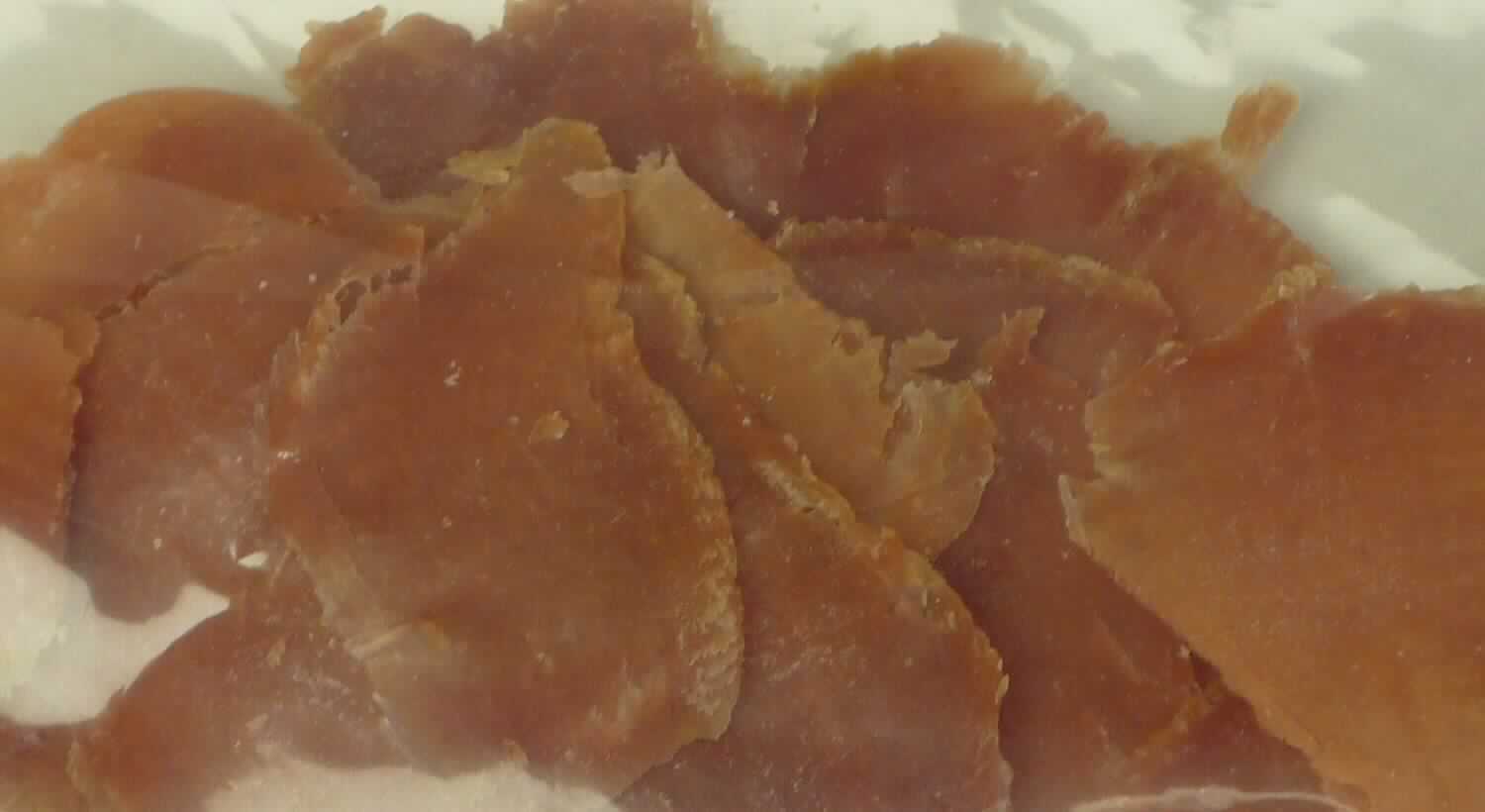 Antragsangaben: Katzenfutter, vorwiegend Ente; Einzelfuttermittel; Ware wird wie Muster importiert; Rezeptur/Zusammensetzung: Ente 95 %, Glycerin 4,6 %, Salz 0,3 %, Sorbate 0,1 %; Stärkegehalt beträgt 2,2%. 

Beschaffenheit des vorgelegten Warenmusters: helle rotbraune, hauchdünne, weiche Scheiben von unregelmäßiger Form, lose in einem neutralen Klarsichtbeutel verpackt, keiner Aufmachung für den Einzelverkauf entsprechend. Bruttogewicht  ca. 12,7 g.

Stärke in der Ware (laut Angabe): 0,5 bis 10 GHT.
Milcherzeugnisse in der Ware (laut Zusammensetzung): keine oder weniger als 10 GHT.

Zubereitungen von der zur Fütterung verwendeten Art, andere, einschließlich Vormischungen, Glucose, Glucosesirup, Maltodextrin oder Maltodextrinsirup der Unterpositionen 1702 30 50, 1702 30 90, 1702 40 90, 1702 90 50 und 2106 90 55 oder Stärke oder Milcherzeugnisse enthaltend, Stärke enthaltend mit einem Gehalt von 10 GHT oder weniger, keine Milcherzeugnisse enthaltend oder mit einem Gehalt an Milcherzeugnissen von weniger als 10 GHT, andere.