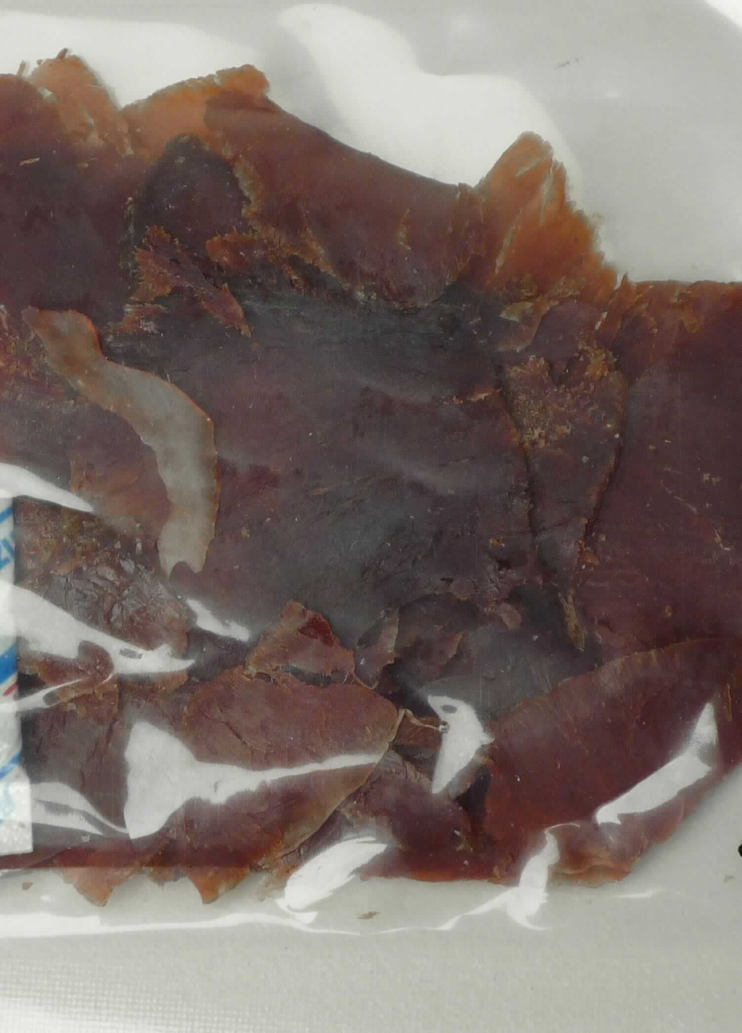 Antragsangaben: Katzenfutter, vorwiegend Rind; Einzelfuttermittel; Ware wird wie Muster importiert; Rezeptur/Zusammensetzung: Rind 96 %, Glycerin 3,8 %, Salz 0,1 %, Sorbate 0,1 %; Stärkegehalt beträgt 1,1%. 

Beschaffenheit des vorgelegten Warenmusters: dunkelbraune, hauchdünne, weiche Scheiben von unregelmäßiger Form, lose in einem neutralen Klarsichtbeutel verpackt, keiner Aufmachung für den Einzelverkauf entsprechend. Bruttogewicht  ca. 13,3 g.

Stärke in der Ware (laut Angabe): 0,5 bis 10 GHT.
Milcherzeugnisse in der Ware (laut Zusammensetzung): keine oder weniger als 10 GHT.

Zubereitungen von der zur Fütterung verwendeten Art, andere, einschließlich Vormischungen, Glucose, Glucosesirup, Maltodextrin oder Maltodextrinsirup der Unterpositionen 1702 30 50, 1702 30 90, 1702 40 90, 1702 90 50 und 2106 90 55 oder Stärke oder Milcherzeugnisse enthaltend, Stärke enthaltend mit einem Gehalt von 10 GHT oder weniger, keine Milcherzeugnisse enthaltend oder mit einem Gehalt an Milcherzeugnissen von weniger als 10 GHT, andere.
