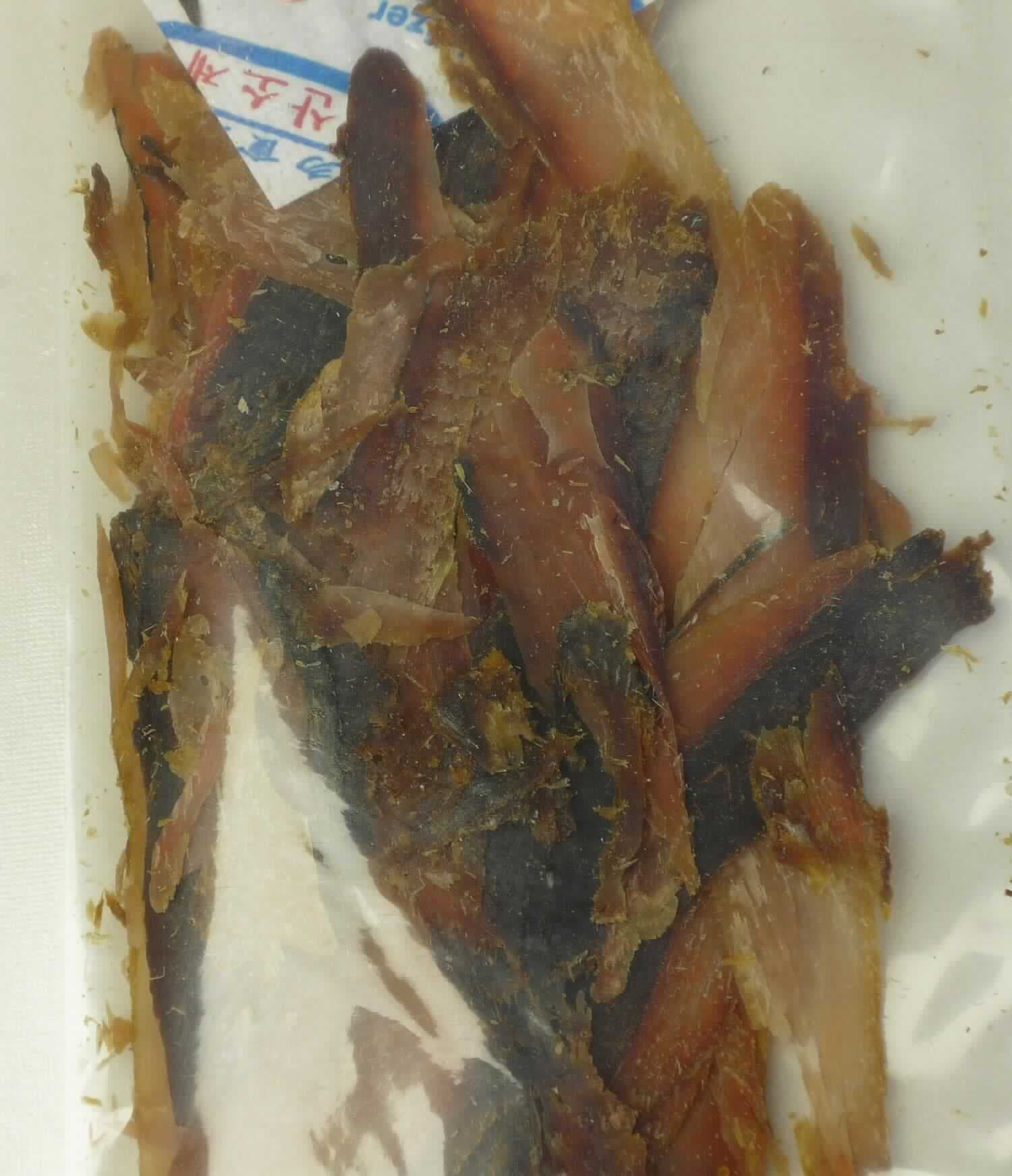 Antragsangaben: Katzenfutter, vorwiegend Thunfisch; Einzelfuttermittel; Ware wird wie Muster importiert; Rezeptur/Zusammensetzung: Thunfisch 98 %, Glycerin 1,8 %, Salz 0,1 %, Sorbate 0,1 %; Stärkegehalt beträgt 1%. 

Beschaffenheit des vorgelegten Warenmusters: augenscheinlich dreifarbige (braun, dunkelbraun und rotbraun), hauchdünne, weiche Scheiben von unregelmäßiger Form, lose in einem neutralen Klarsichtbeutel verpackt, keiner Aufmachung für den Einzelverkauf entsprechend. Bruttogewicht  ca. 12,5 g.

Stärke in der Ware (laut Angabe): 0,5 bis 10 GHT.
Milcherzeugnisse in der Ware (laut Zusammensetzung): keine oder weniger als 10 GHT.

Zubereitungen von der zur Fütterung verwendeten Art, andere, einschließlich Vormischungen, Glucose, Glucosesirup, Maltodextrin oder Maltodextrinsirup der Unterpositionen 1702 30 50, 1702 30 90, 1702 40 90, 1702 90 50 und 2106 90 55 oder Stärke oder Milcherzeugnisse enthaltend, Stärke enthaltend mit einem Gehalt von 10 GHT oder weniger, keine Milcherzeugnisse enthaltend oder mit einem Gehalt an Milcherzeugnissen von weniger als 10 GHT, andere.