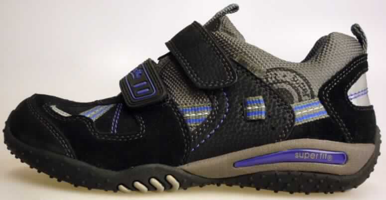Trainingsschuhähnliche Schuhe (lt. Antrag: "Kinder-Trainingsschuh; Art. 225/9, Größe 33", Foto siehe Anlage)
- mit Laufsohlen aus (lt. Antrag) Kautschuk; ohne Hauptsohle aus Holz,
- mit Oberteil (geschlossenes Blatt) aus Leder (den größten Teil der Außenfläche bildend),
  Spinnstoff und Kunststoff (Spinnstoff mit einer mit dem bloßen Auge wahrnehmbaren 
  Außenschicht aus Kunststoff),
- auf das Oberteil sind Stücke aus Kunststoff, Leder und Spinnstoff als Verstärkungsteile aufgesetzt,
- mit Klettverschluss,
- nicht mit Dornen, Krampen, Klammern, Stollen oder ähnlichen Vorrichtungen
  versehen oder für deren Anbringung hergerichtet (keine Sportschuhe),
- ohne Schutz in der Vorderkappe,
- den Knöchel nicht bedeckend, 
- mit einer Länge der Innensohle von weniger als 24 cm,
- nach Spezialtechniken hergestellt, mit einem cif-Preis je Paar (lt. Antrag) 
  von mehr als 7,50 Euro, mit mehrlagiger, geformter, stoßdämpfende Eigenschaften 
  aufweisender Sohle aus synthetischen Stoffen

"Schuhe mit Laufsohlen aus Kautschuk und Oberteil aus Leder, andere als in den UPos.
6403 1200 bis 6403 9950 genannt, mit einer Länge der Innensohle von weniger als 24 cm,
nach Spezialtechniken hergestellt"