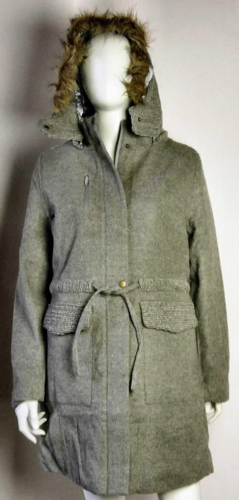 Mantel, sog. Woolnorth Coat, Artikel W04057, Größe S, Foto siehe Anlage,
- aus ca. 1,1 mm dicken, buntgewebten, einseitig (Innenseite) mit eine Lage aus Kunststoff (Kunststofffolie, 
  kein Zellkunststoff) versehenen Geweben der Position 5903; mit geringfügigen Ein- und Besätzen aus 
  ca. 2,5 mm dicken, buntgewebten Geweben aus laut Antrag 100 % Wolle (Meterware des Kapitels 51),
- wattiert gefüttert,
- über den halben Oberschenkel reichend (Rückenlänge: ca. 92 cm), 
- mit einer abtrennbaren Kapuze mit einem ebenfalls abtrennbaren Besatz aus Plüschgewirken (Fellimitat), 
- mit einem Stehkragen,
- vorn mit einer durchgehenden Öffnung mit einem bis in die Kragenspitzen reichenden Reißverschluss, 
  verdeckt von einer von rechts über links überlappenden Patte mit Druckknopfverschluss (Frauenkleidung), 
- mit langen Ärmeln, 
- in der Taille mit einem hinten teilweise sichtbaren Tunnelzug,
- vorn mit einer Brusttasche mit Reißverschluss und zwei eingesetzten Taschen mit Druckknopfverschluss 
  unterhalb der Taille, 
- am unteren Rand und an den Ärmelenden durch Umschlagen und Festnähen gesäumt.

"Kleidung aus Erzeugnissen der Position 5903, aus Geweben, von der Art der in den Unterpositionen 
 6202 11 bis 6202 19 genannten Waren"