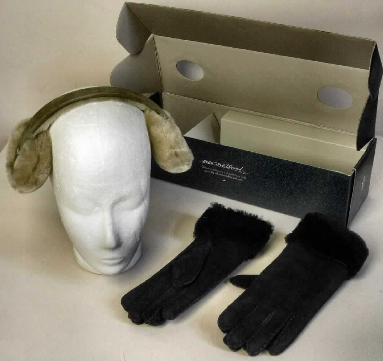 Bekleidungszubehör aus Pelzfellen, sog. Geschenkset Penneshaw Giftset, W1418, Foto siehe Anlage,
in Form einer Zusammenstellung aus einem Ohrenwärmer und einem Paar Handschuhen,
gemeinsam in einem zur Verpackung der Waren üblichen Karton verpackt, bestehend aus:
- einem Ohrenwärmer aus Pelzfellen, bestehend aus:
- - einem ca. 30 cm langen und ca. 2,5 cm breiten, halbrund gebogenen Kunststoffstreifen,
- - - außen mit Leder überzogen,
- - - innen mit Pelzfellen gepolstert,
- - runden Metallringen, die jeweils an den beiden Enden des Streifens befestigt sind,
- - runden Zuschnitten aus Pelzfellen von Schafen (laut Etikett),
- - - als äußere Teile auf den Ringen aus Metall befestigt,
- - - unterfüttert,
- - die Teile aus Pelzfellen gehen über den Umfang eines einfachen Besatzes hinaus,
- einem Paar Fingerhandschuhen aus Pelzfellen,
- - aus mit dem Haarkleid gegerbten Fellstücken von Schafen (laut Etikett) zusammengenäht,
- - die Fellseite bildet das Innere und die Lederseite die Außenseiten der Handschuhe,
- - am Bund mit nach außen gedrehter Fellseite (Stulpe).

"Bekleidungszubehör (Ohrenwärmer und Handschuhe), aus Pelzfellen von Schafen"
