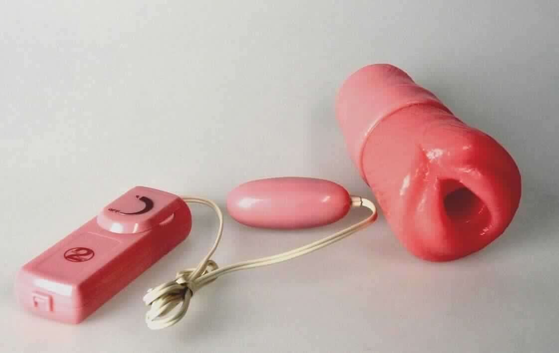 Sog. Lolita Masturbator, Art.-Nr. 550426, in Form einer flexiblen Vagina-Nachbildung aus weichem Kunststoff (ABS und PVC), konisch, ca. 12 cm lang. Durch Kabel ist eine Bedieneinheit in Form eines rechteckigen, ca. 95 x 35 x 20 mm großen Kunststoffgehäuses mit Batteriefach für zwei Batterien (Batterien nicht inkl.) und Drehregler an die ovale Vibrationseinheit (sog. Vibro-Ei) angeschlossen (funktionelle Einheit), welche in die Nachbildung eingesteckt wird.
Äußere Form: siehe Abbildung in der Anlage.
Die in einem Pappkarton verpackte Ware dient der Vibrationsmassage im Intimbereich. 

Die Ware  wird als "elektrisches Vibrationsmassagegerät" eingereiht.