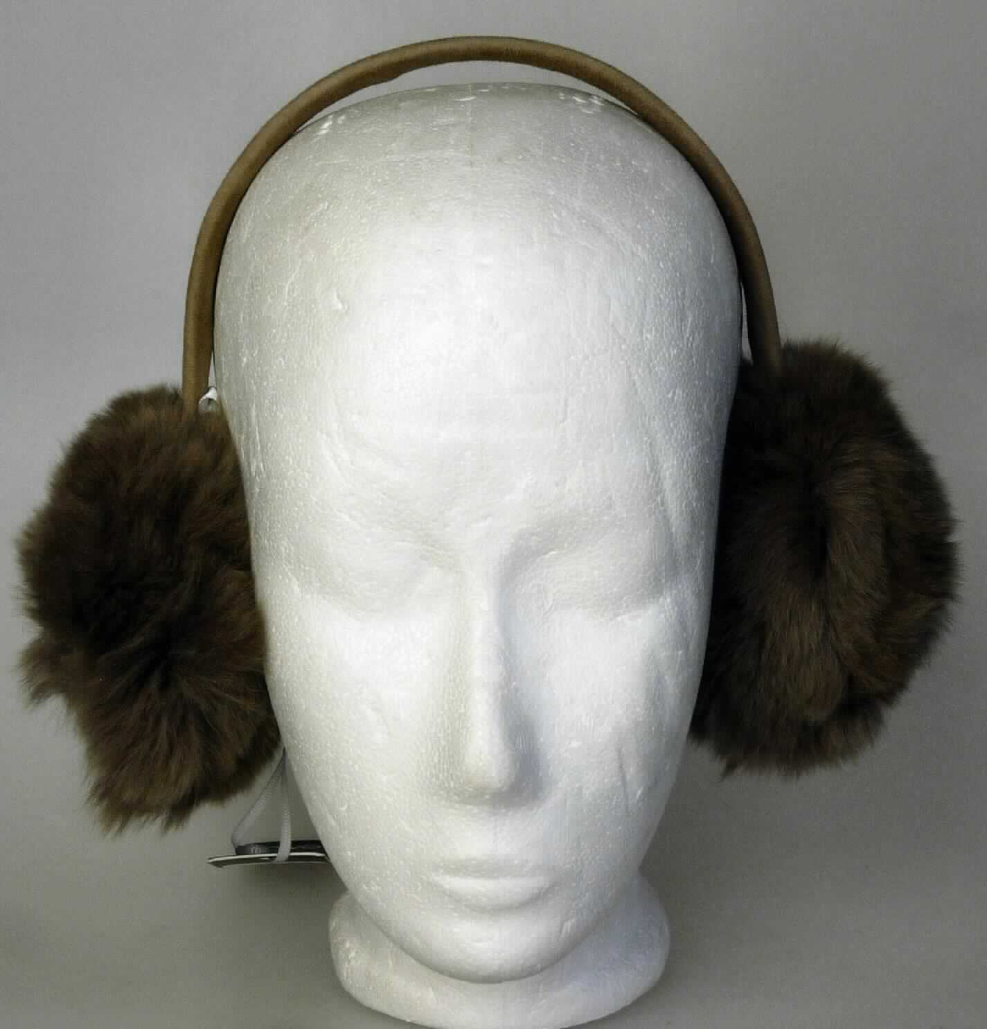 Bekleidungszubehör aus Pelzfellen, sog. Elmore Earmuffs, W04086, Foto siehe Anlage,
Ohrenwärmer, bestehend aus
- einem ca. 30 cm langen und ca. 2,5 cm breiten, halbrund gebogenen Kunststoffstreifen,
- - mit Leder überzogen,
- runden Metallringen, die jeweils an den beiden Enden des Streifens befestigt sind,
- runden Zuschnitten aus Pelzfellen vom Hasen (laut Antrag),
- - als äußere Teile auf den Ringen aus Metall befestigt,
- - unterfüttert,
- die Teile aus Pelzfellen gehen über den Umfang eines einfachen Besatzes hinaus, 
  somit Einreihung als Bekleidungszubehör in die Position 4303.

"Bekleidungszubehör (Ohrenwärmer), aus Pelzfellen vom Hasen"