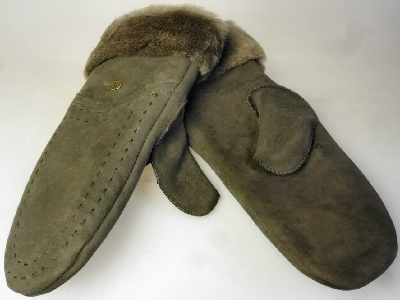 Bekleidungszubehör aus Pelzfellen, sog. Otways Mittens, W9404, Foto siehe Anlage,
- in Form von Fausthandschuhen mit Daumen,
- aus mit dem Haarkleid gegerbten Fellstücken von Schafen (laut Etikett) zusammengenäht,
- die Fellseite bildet das Innere und die Lederseite die Außenseiten der Handschuhe,
- am Bund mit nach außen gedrehter Fellseite (Stulpe).

"Bekleidungszubehör (Handschuhe), aus Pelzfellen von Schafen"