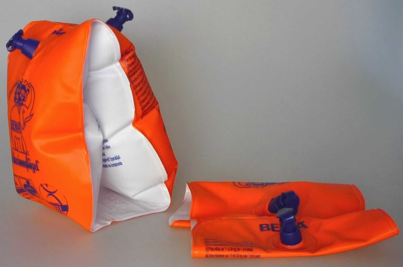 Es handelt sich um ein Paar aufblasbare, orangefarbene Schwimmringe mit je zwei Luftkammern und je einem Ventil. Die Schwimmringe aus Kunststoff sind mit Warnhinweisen bedruckt und werden von Kindern mit einem Gewicht bis zu 11 kg (ca. 1 Jahr) um die Arme getragen, damit sie sich im flachen Bereich über Wasser halten können. Sie bieten keinen Sicherheitsschutz und sind nicht zur Rettung geeignet.

Das Schwimmflügelpaar ist in einem bedruckten Pappkarton für den Einzelverkauf verpackt.

Die Ware ist als "Ausrüstungsgegenstand für den Wassersport" einzureihen.