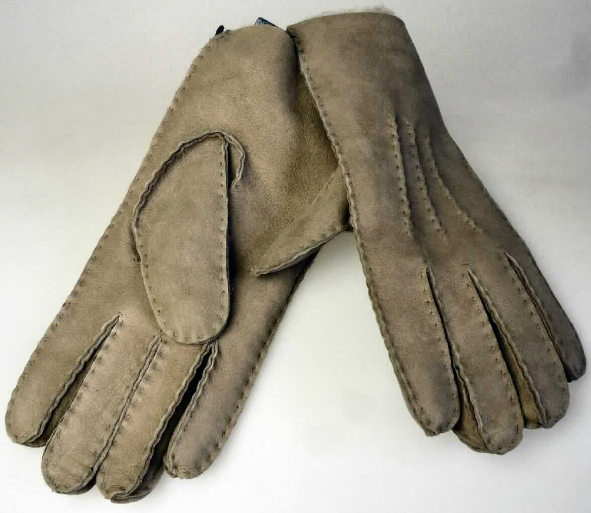 Bekleidungszubehör aus Pelzfellen, sog. Beech Forest Gloves, W1415, Foto siehe Anlage,
- in Form von Fingerhandschuhen,
- aus mit dem Haarkleid gegerbten Fellstücken von Schafen (laut Antrag) zusammengenäht,
- die Fellseite bildet das Innere und die Lederseite die Außenseiten der Handschuhe,
- an der Außenseite mit drei Ziernähten versehen.

"Bekleidungszubehör (Handschuhe), aus Pelzfellen von Schafen"